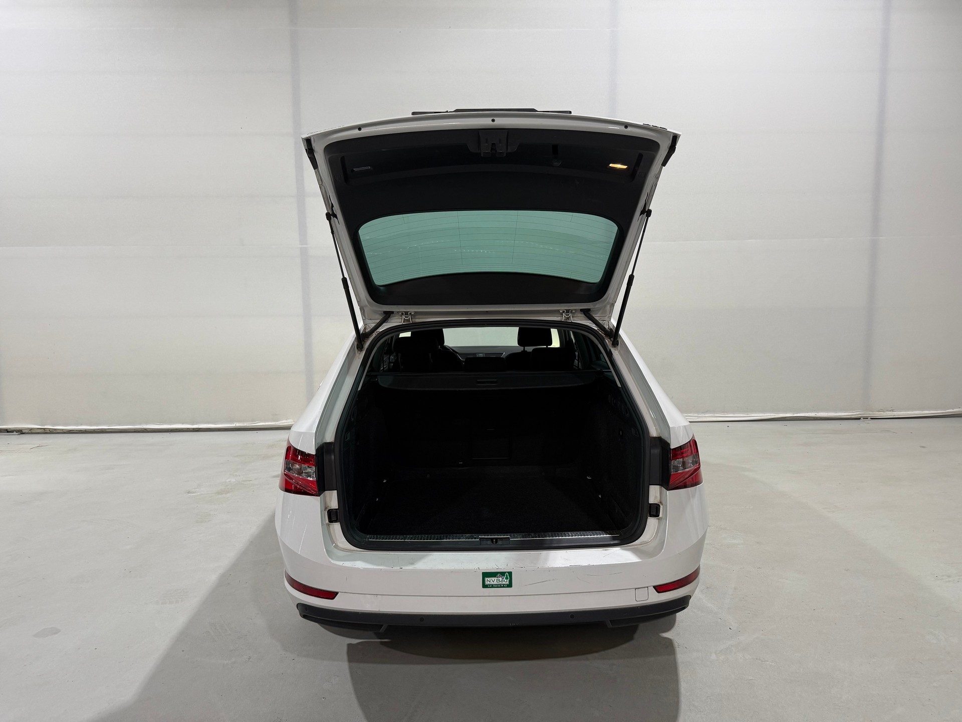SKODA Superb Combi 2.0 TDi Ambition 4x4 DSG-image-9