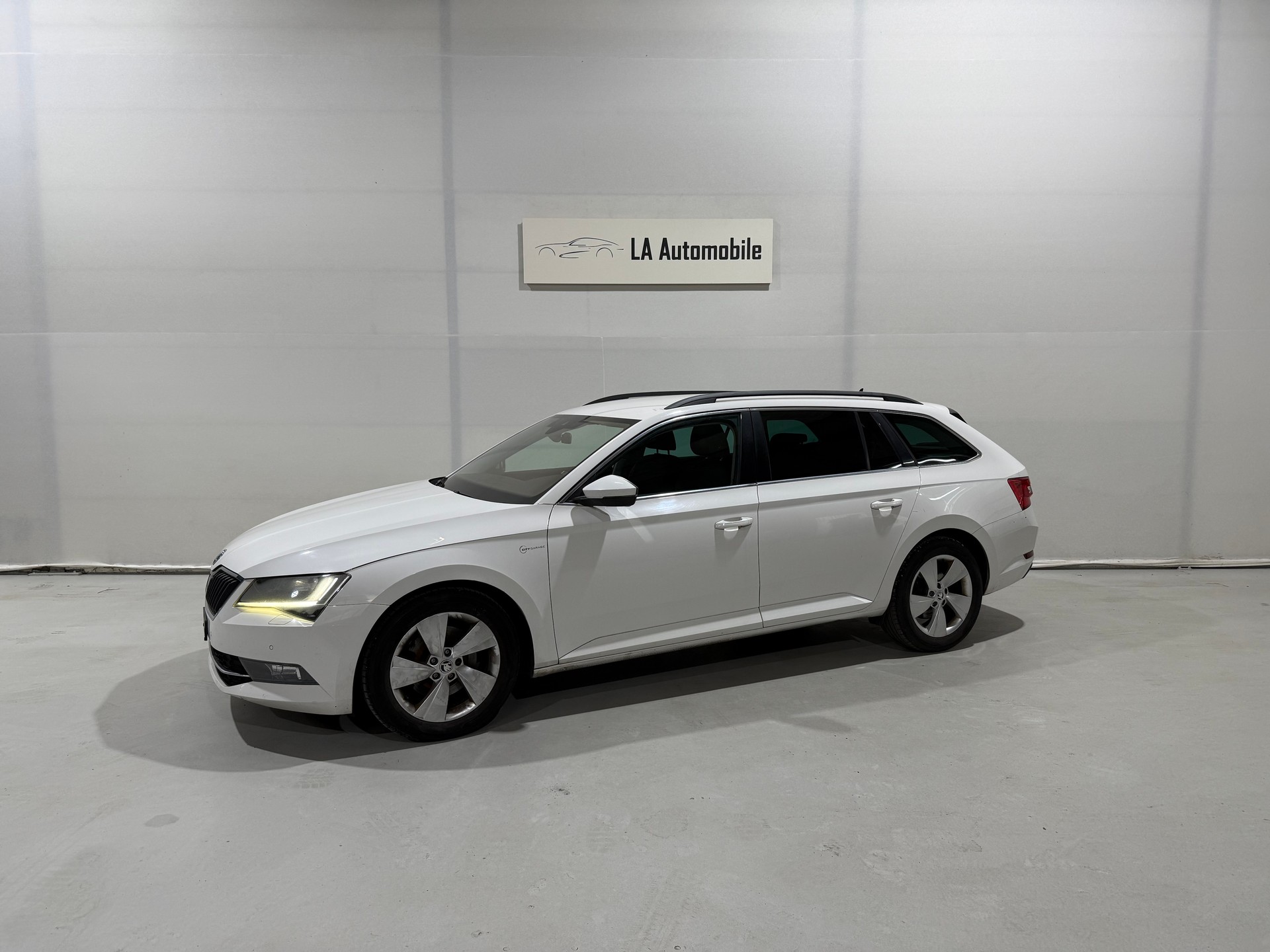 SKODA Superb Combi 2.0 TDi Ambition 4x4 DSG-image-1