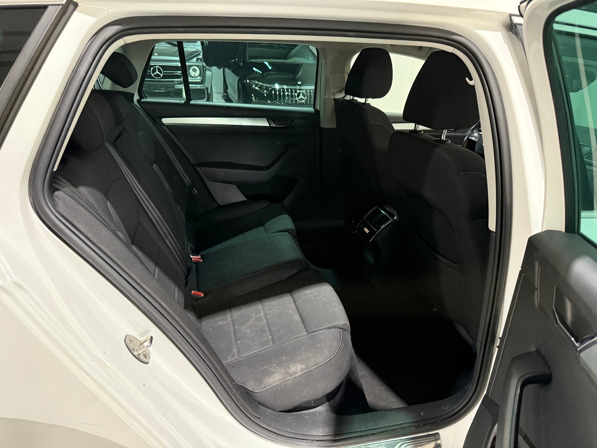 SKODA Superb Combi 2.0 TDi Ambition 4x4 DSG-image-13