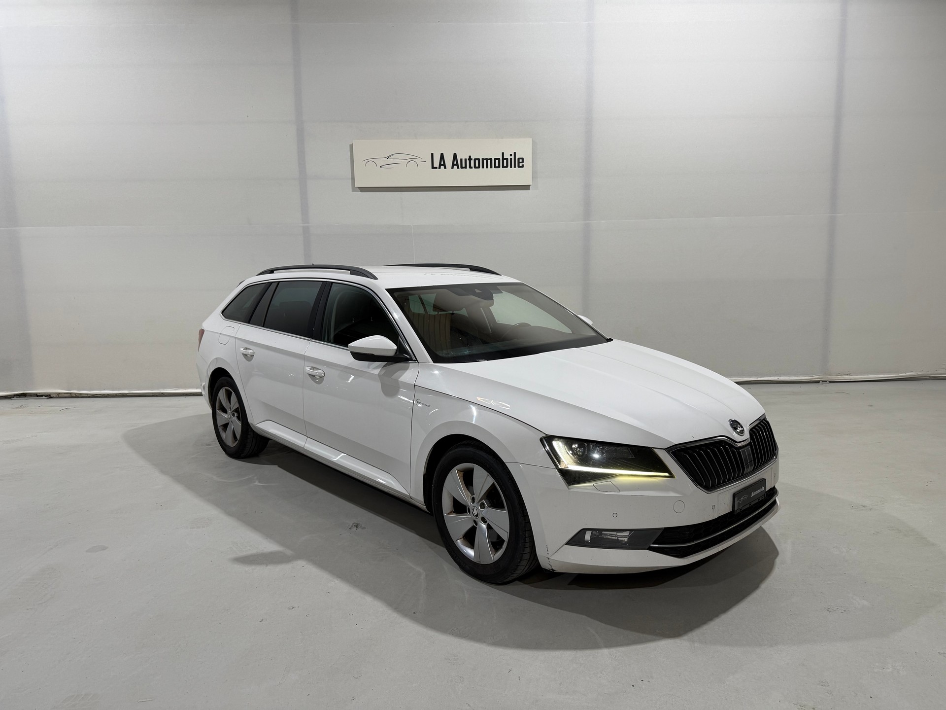 SKODA Superb Combi 2.0 TDi Ambition 4x4 DSG-image-4