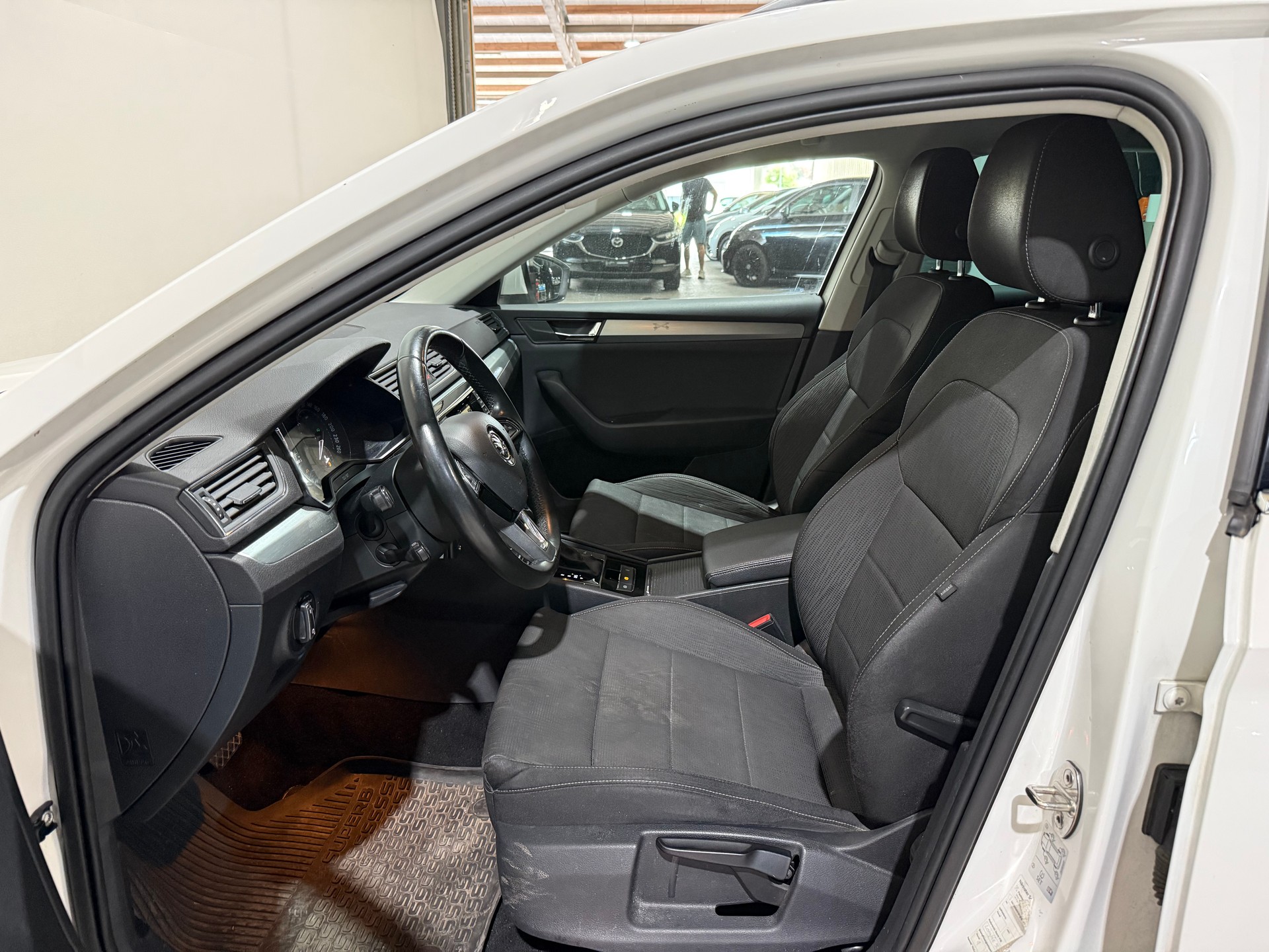 SKODA Superb Combi 2.0 TDi Ambition 4x4 DSG-image-11