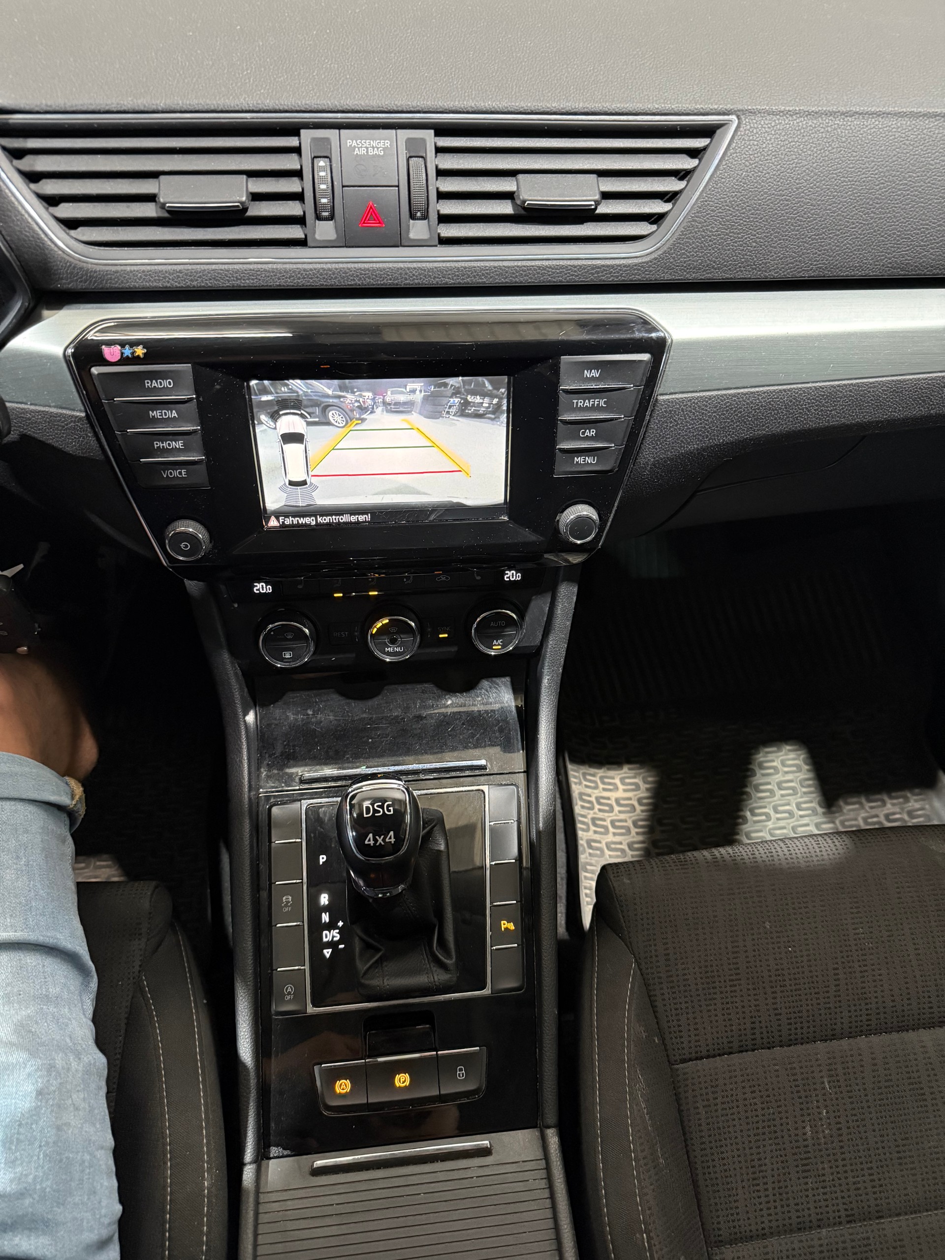 SKODA Superb Combi 2.0 TDi Ambition 4x4 DSG-image-14