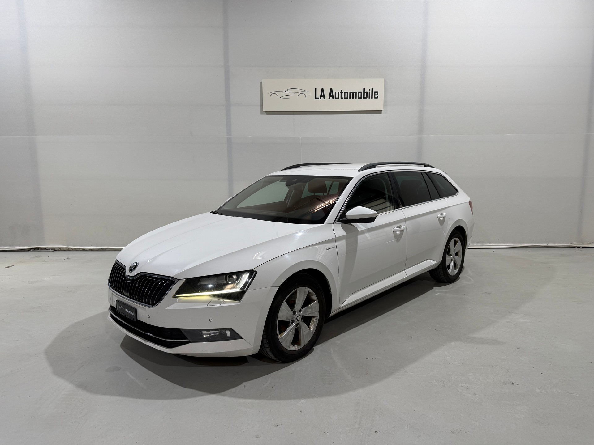 SKODA Superb Combi 2.0 TDi Ambition 4x4 DSG-image-0