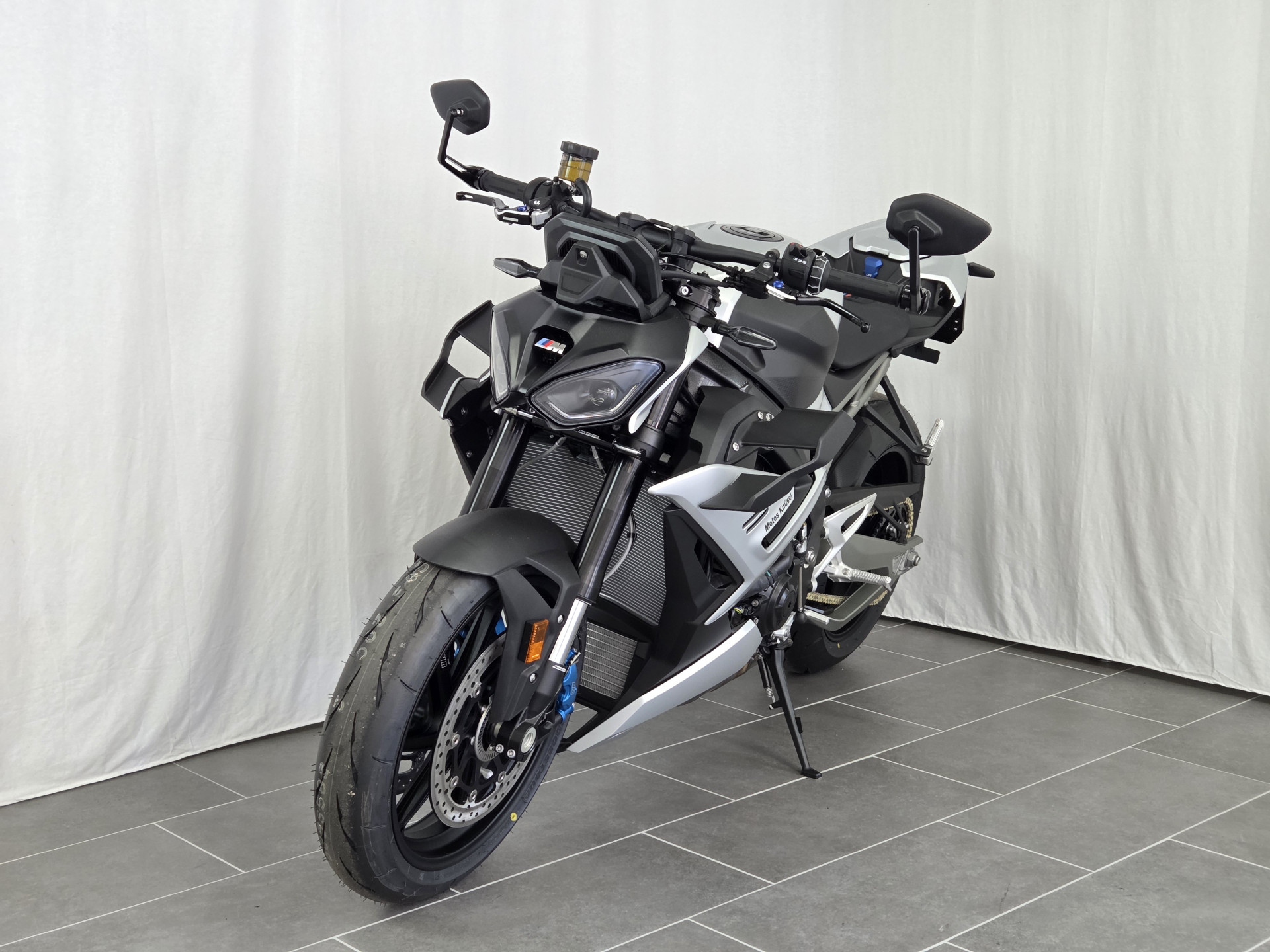 BMW M 1000 R-showroom-element-2
