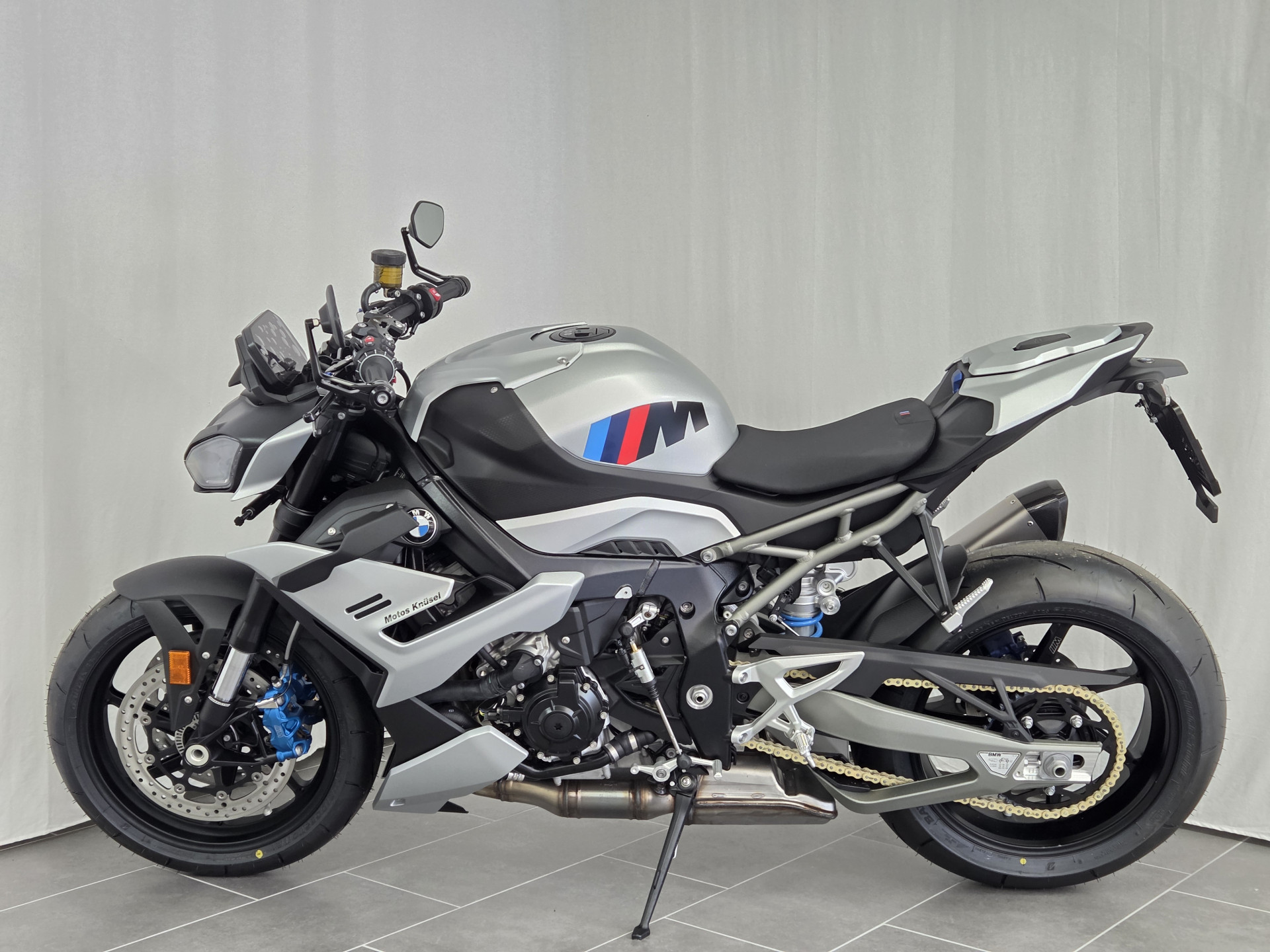 BMW M 1000 R-showroom-element-3