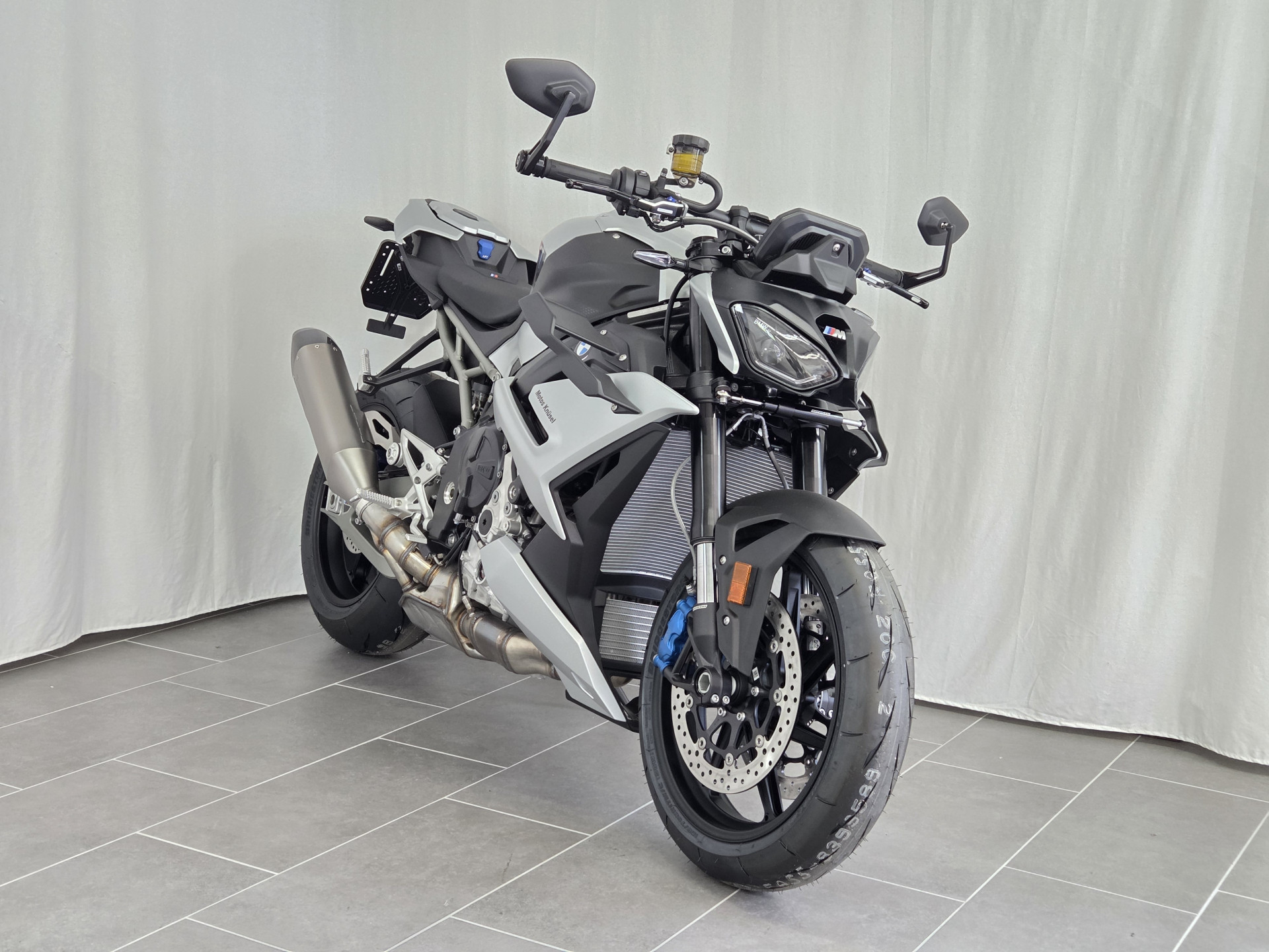BMW M 1000 R-showroom-element-1