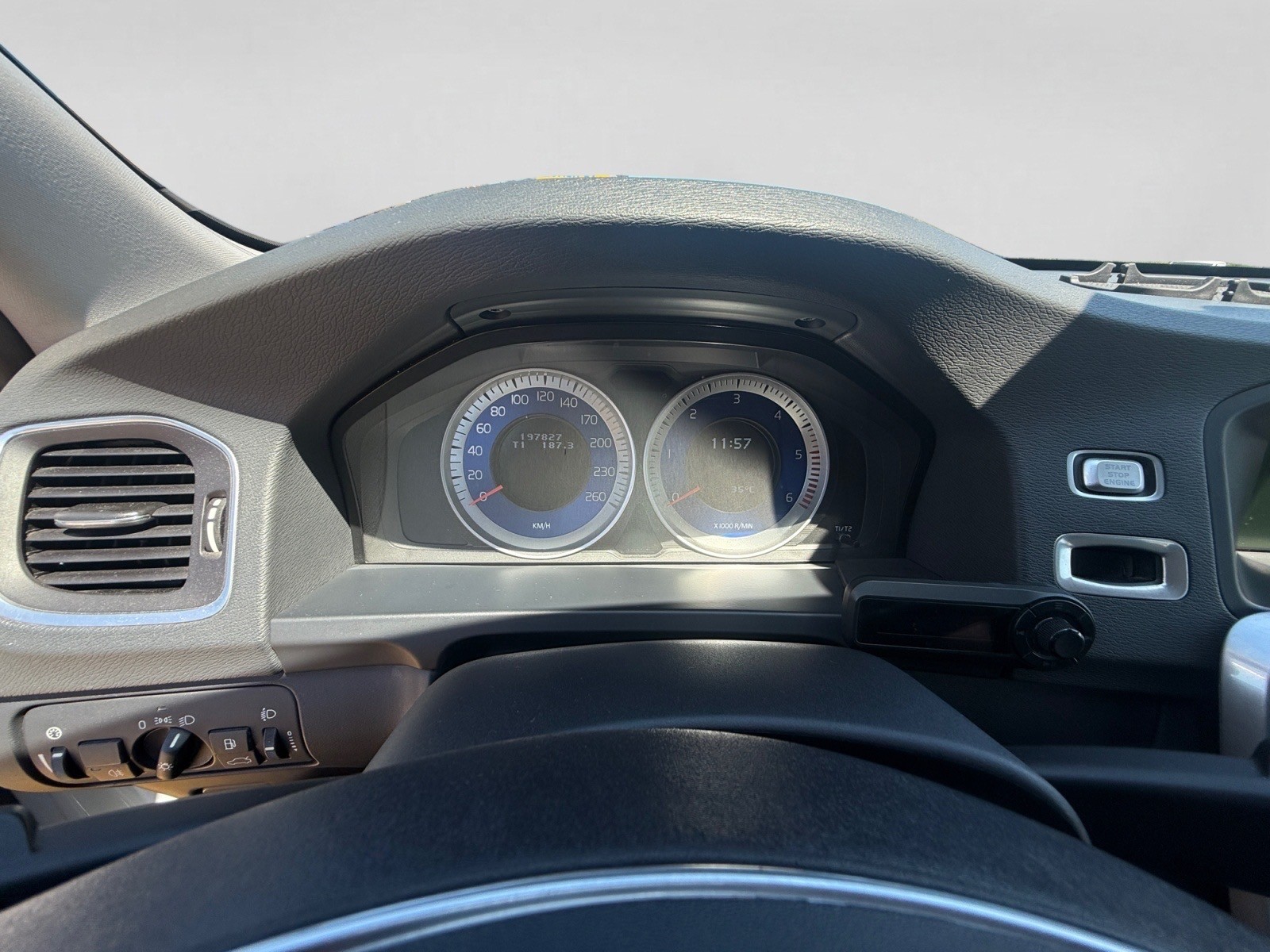 VOLVO V60 D2 R-Design-image-14