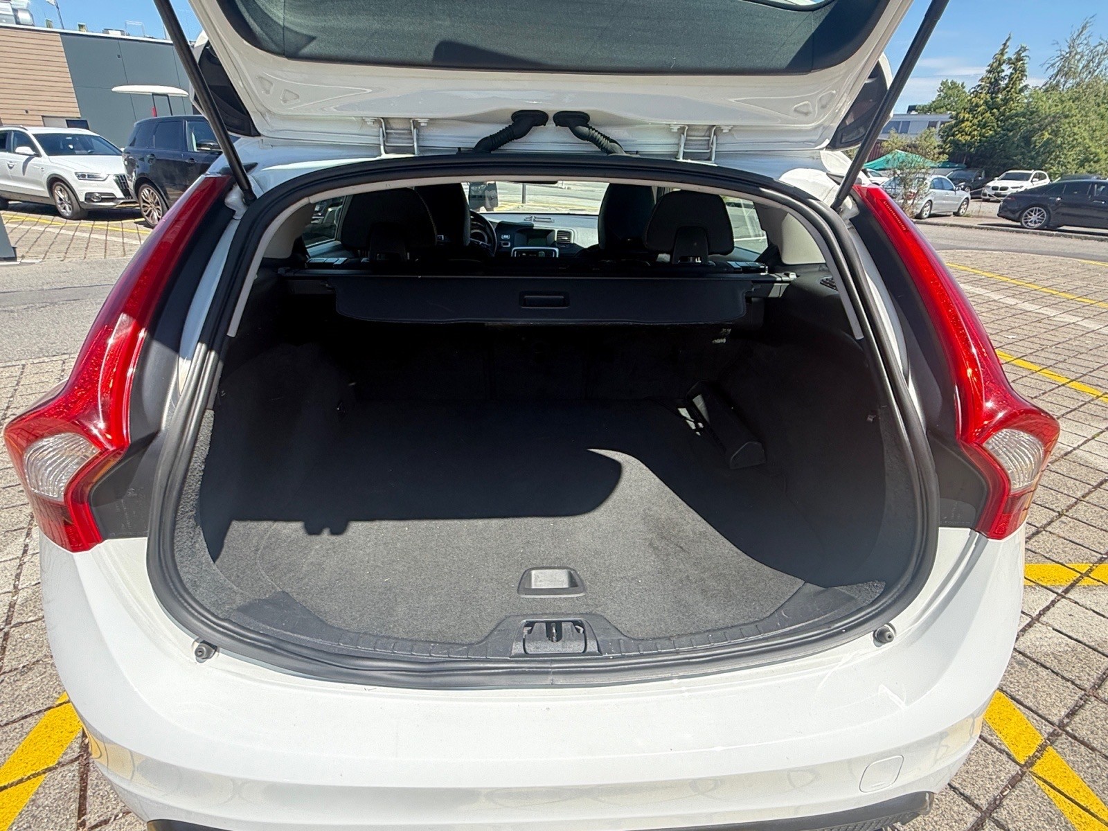 VOLVO V60 D2 R-Design-image-12
