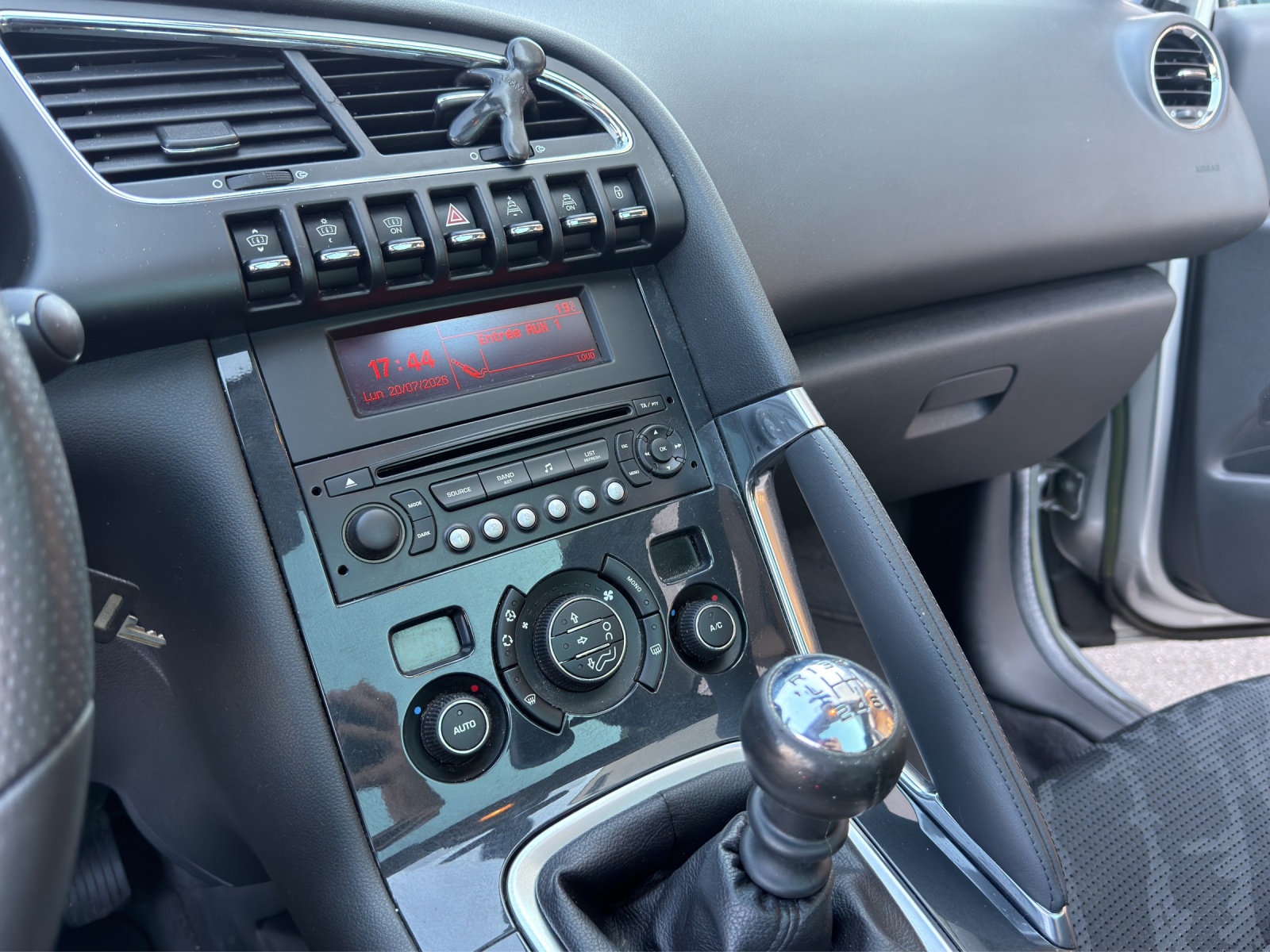 PEUGEOT 3008 1.6 16V T Sport-image-10