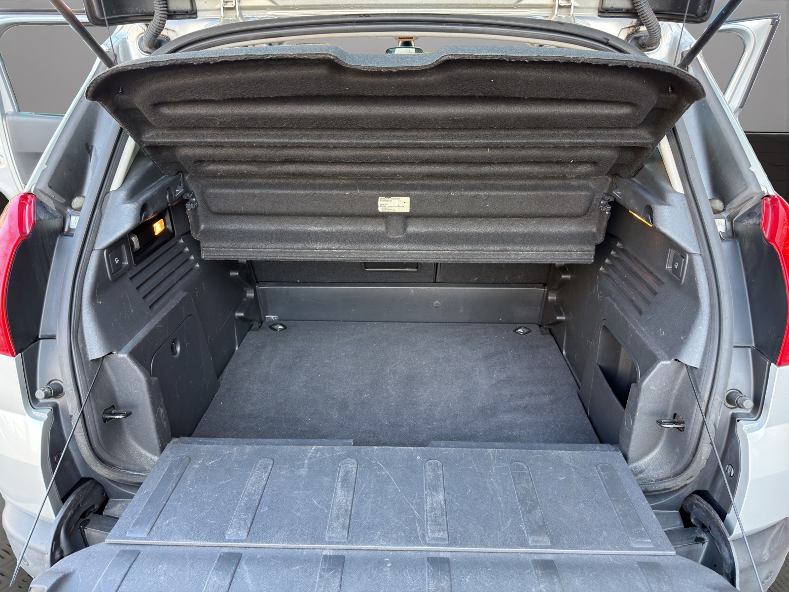 PEUGEOT 3008 1.6 16V T Sport-image-19