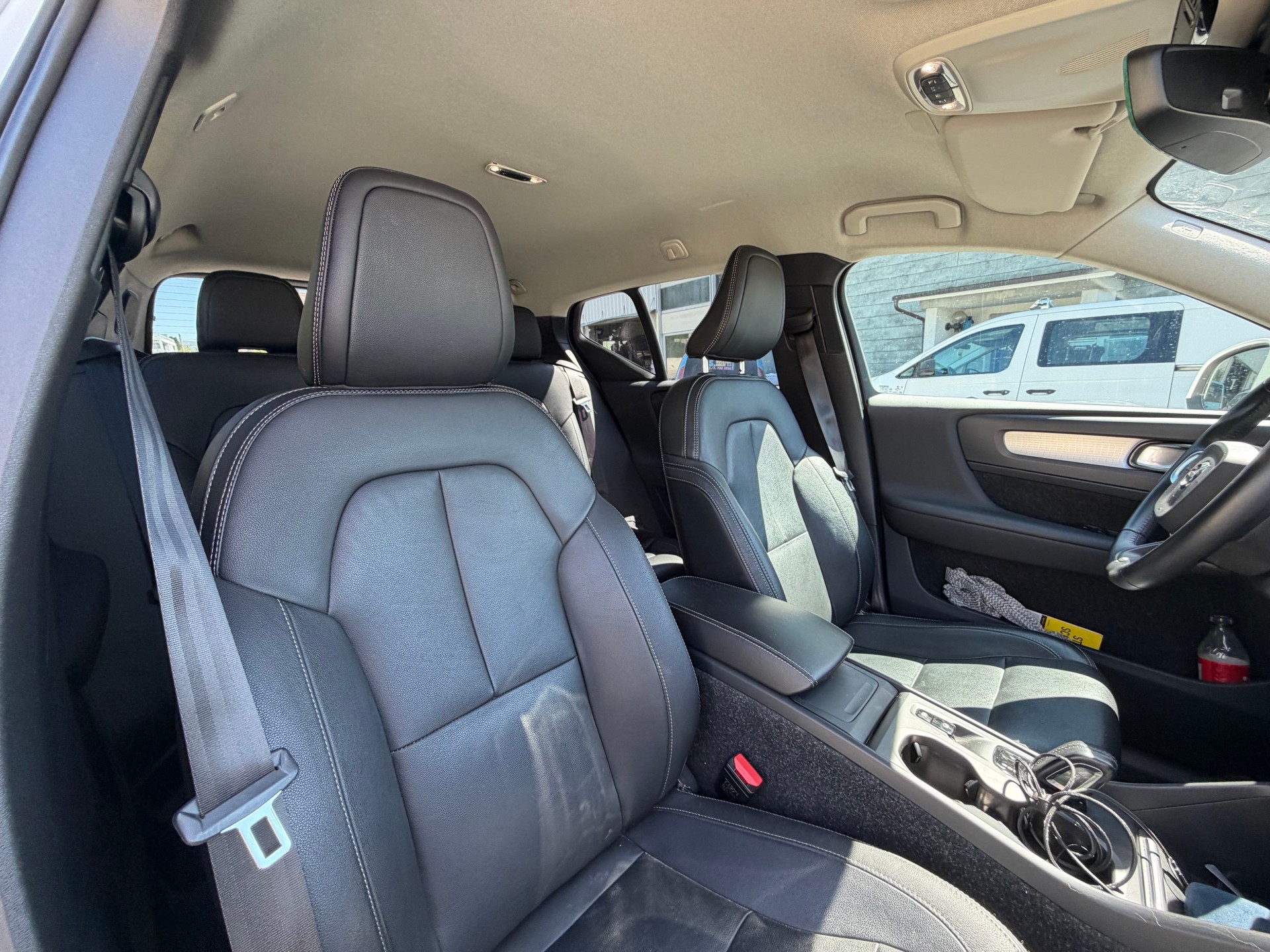 VOLVO XC40 D4 AWD Momentum Geartronic-image-9