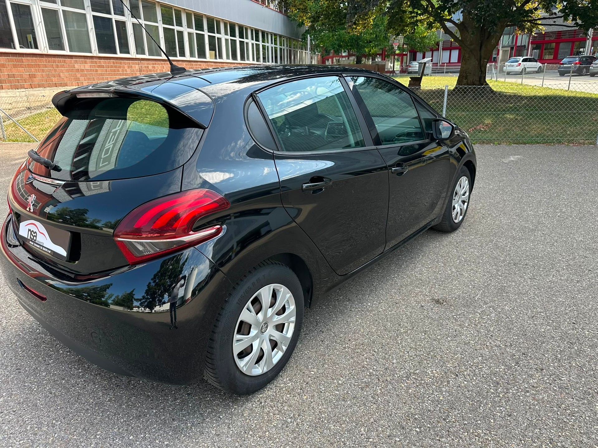 PEUGEOT 208 1.2 e-VTI Active EGS5-image-5