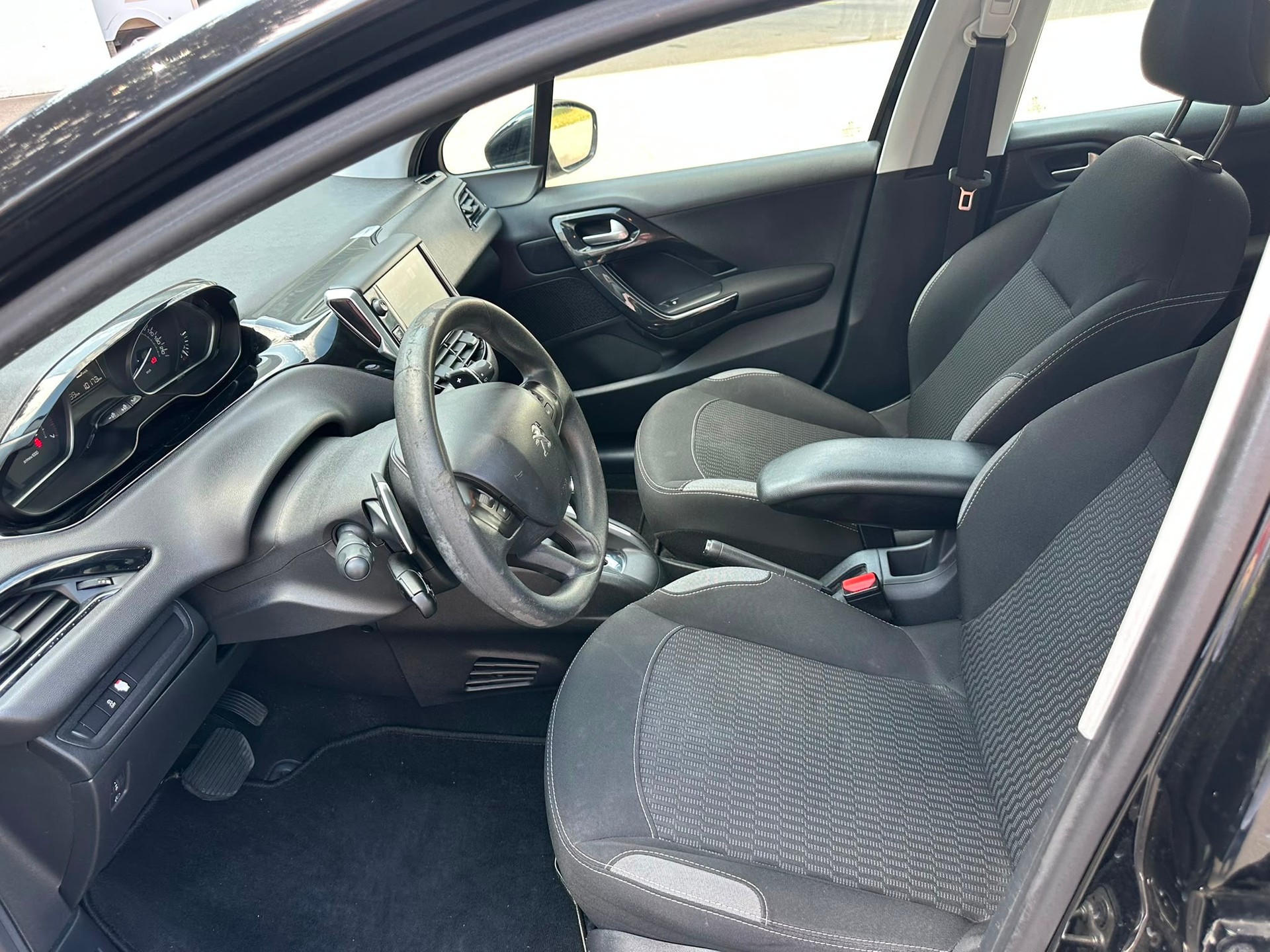 PEUGEOT 208 1.2 e-VTI Active EGS5-image-6