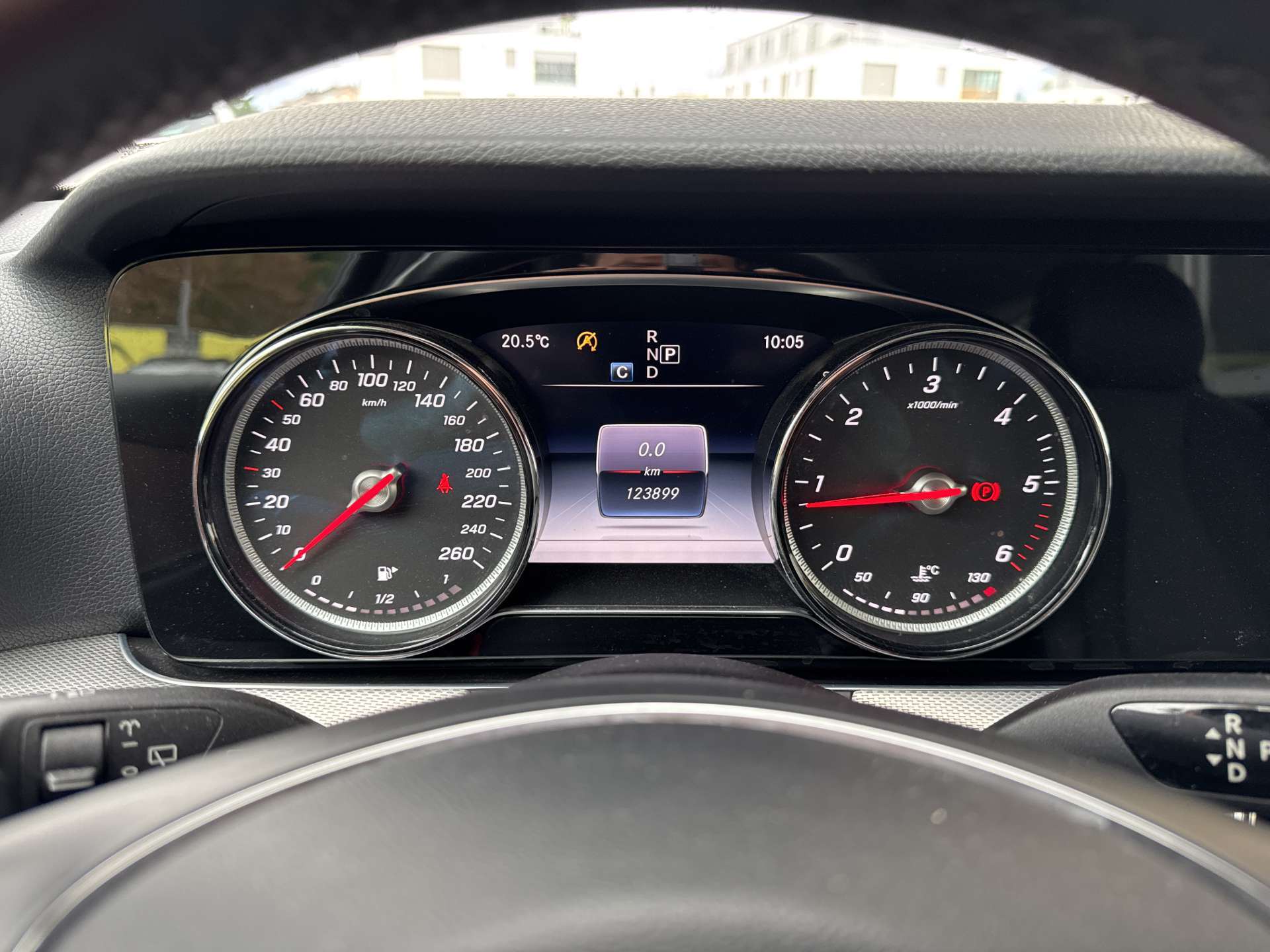 MERCEDES-BENZ E 200 d Avantgarde 9G-Tronic-image-11