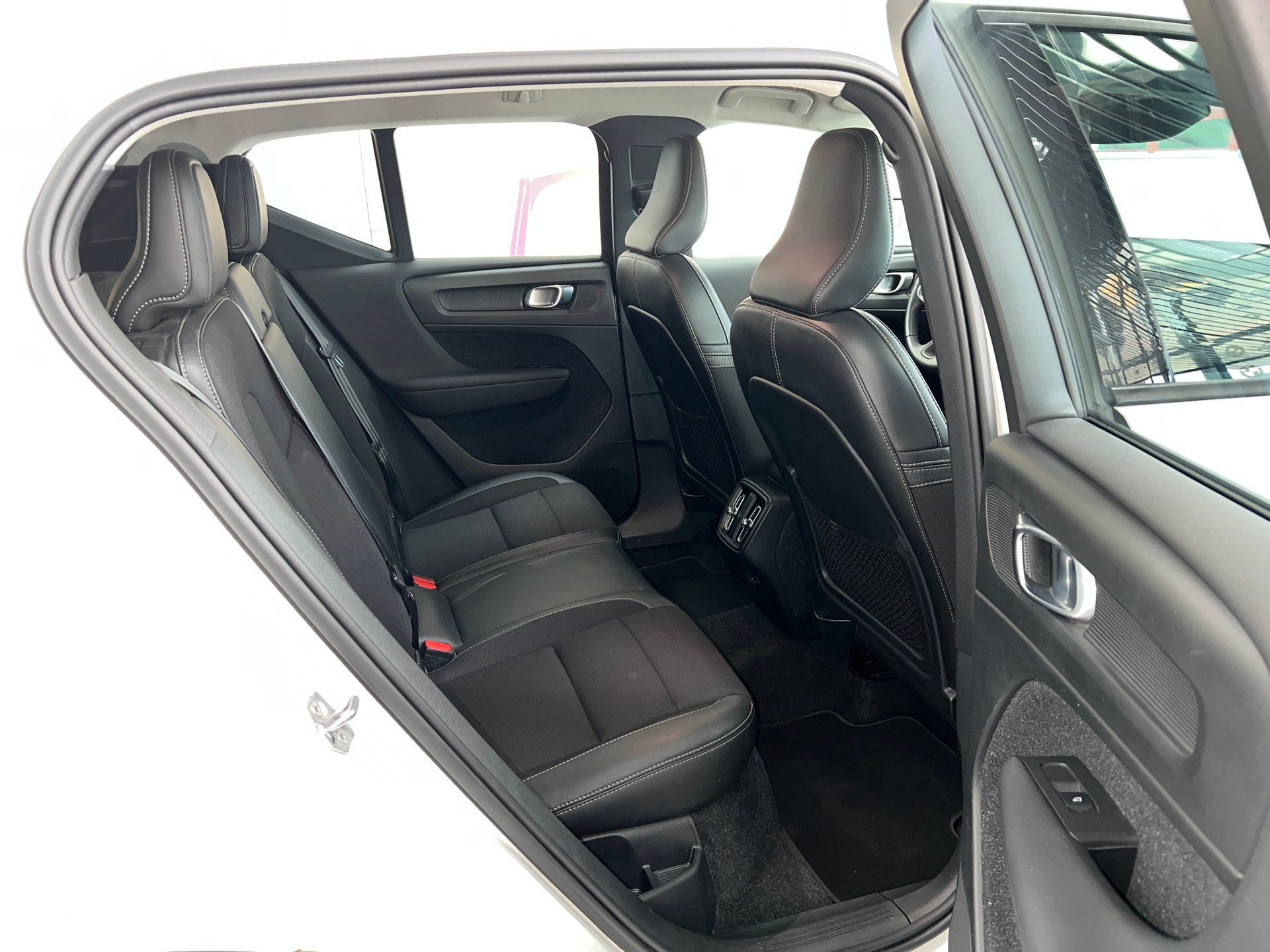 VOLVO XC40 T4 AWD Momentum Geartronic-image-4
