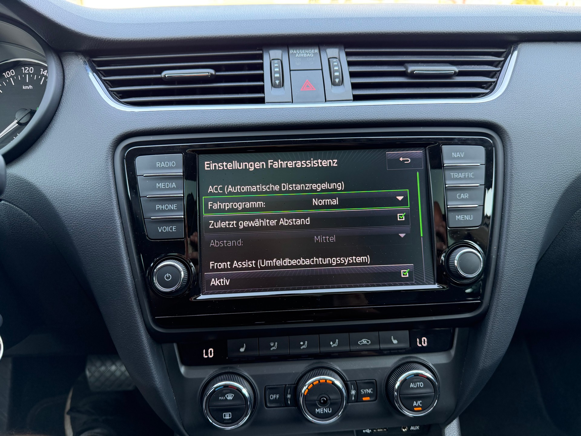 SKODA Octavia Combi 1.8 TSI Style 4x4 DSG-image-7