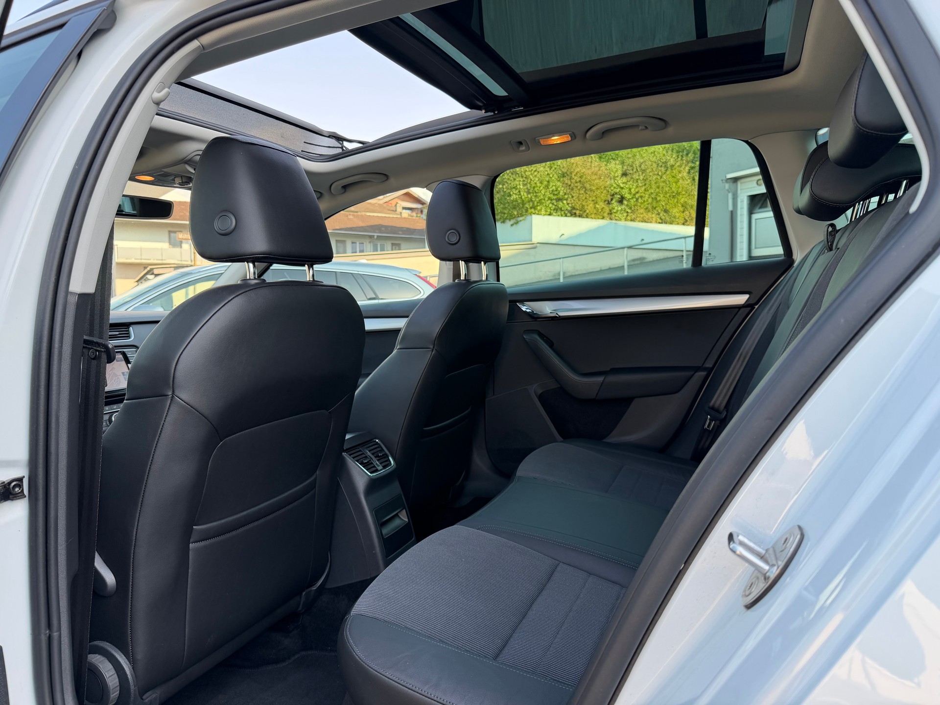SKODA Octavia Combi 1.8 TSI Style 4x4 DSG-image-9