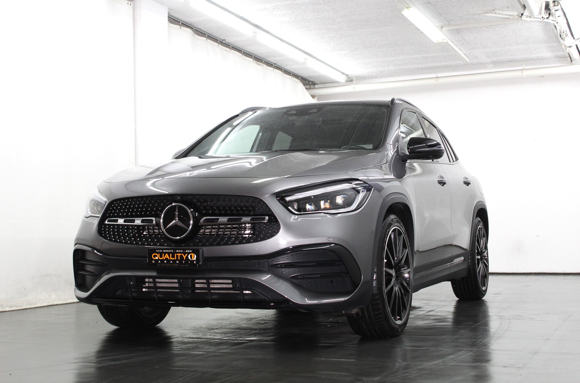 MERCEDES-BENZ GLA 220d 4Matic AMG Line 8G-DCT Sport-Paket Black / CH-Fahrzeug-showroom-element-3