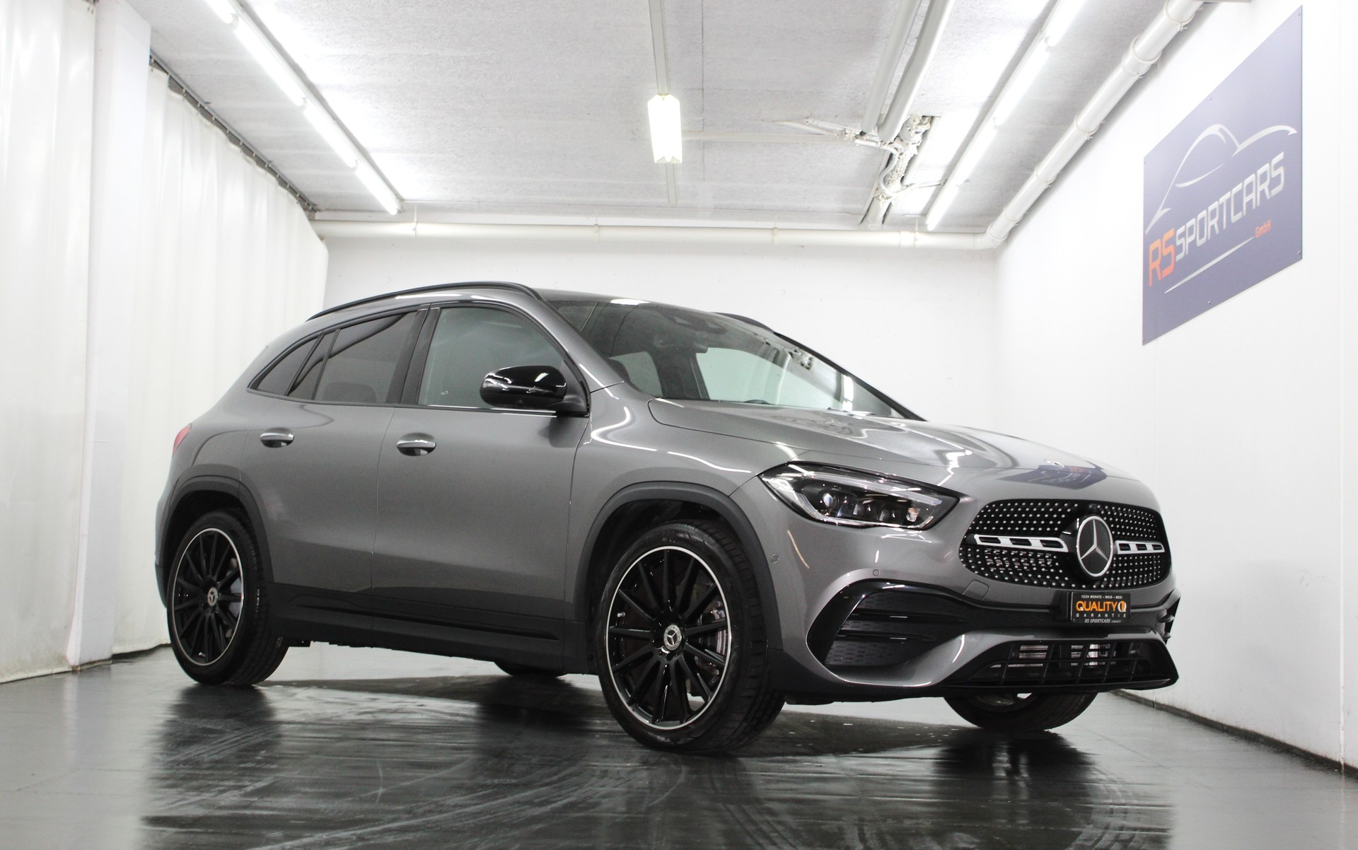 MERCEDES-BENZ GLA 220d 4Matic AMG Line 8G-DCT Sport-Paket Black / CH-Fahrzeug