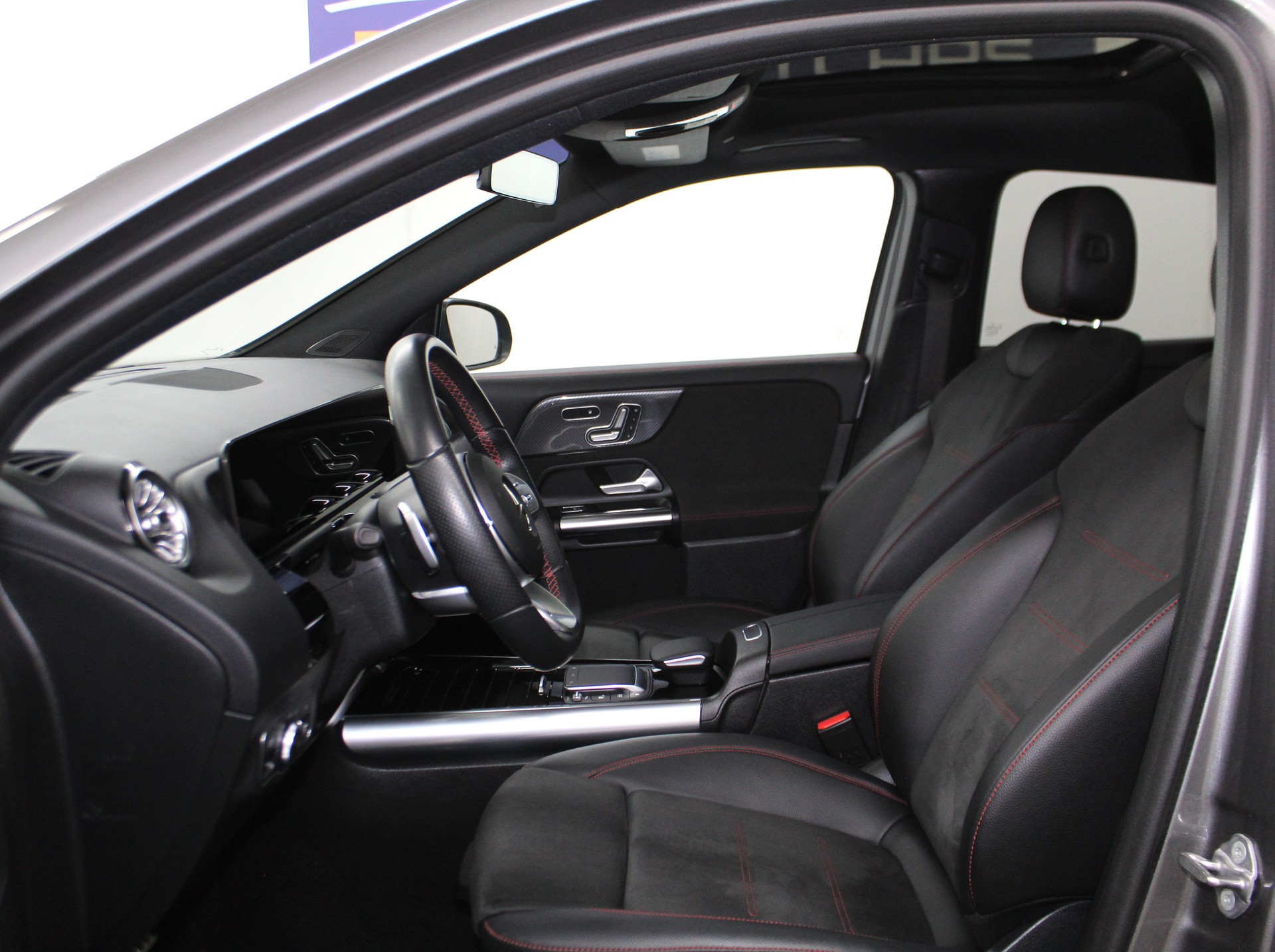 MERCEDES-BENZ GLA 220d 4Matic AMG Line 8G-DCT Sport-Paket Black / CH-Fahrzeug-image-7
