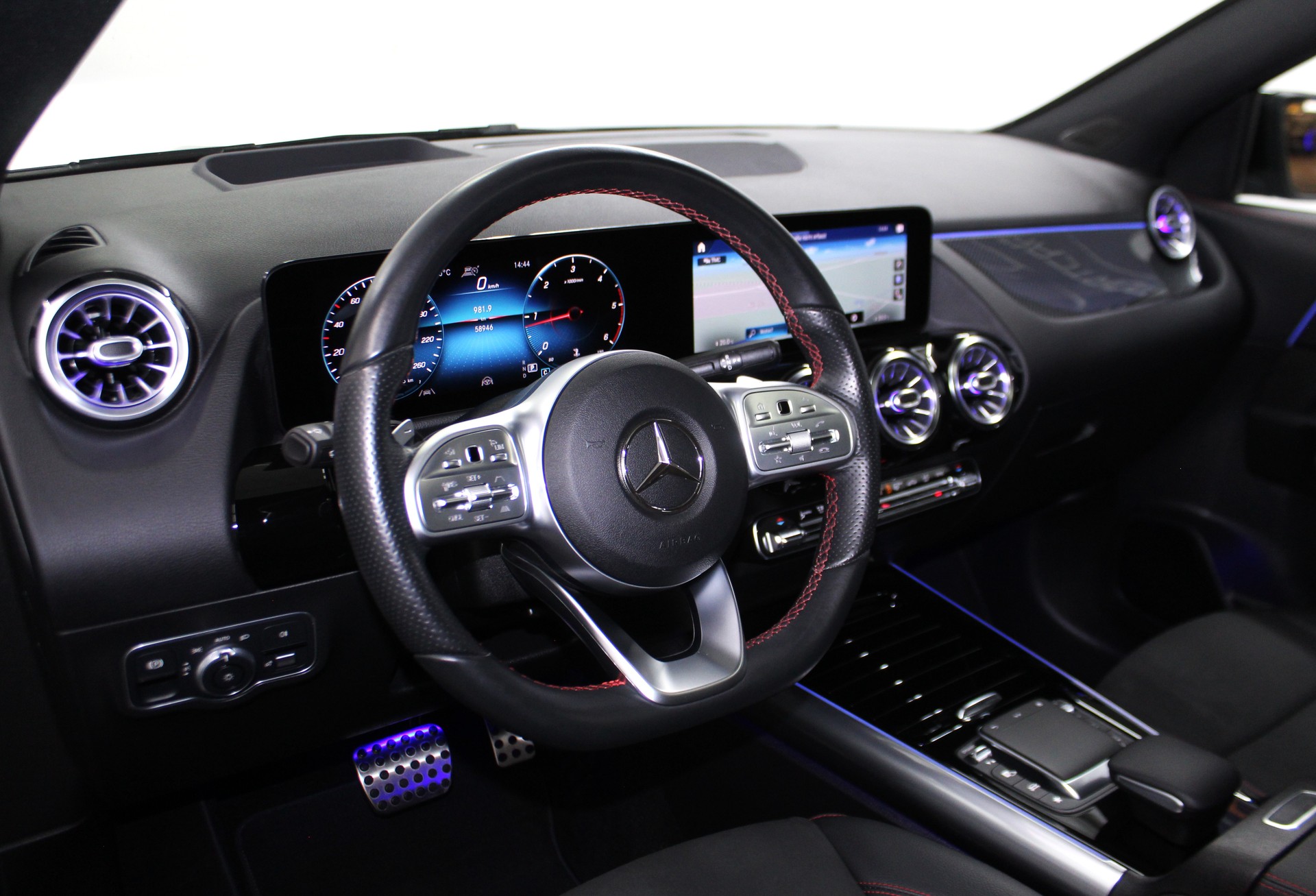 MERCEDES-BENZ GLA 220d 4Matic AMG Line 8G-DCT Sport-Paket Black / CH-Fahrzeug-image-10