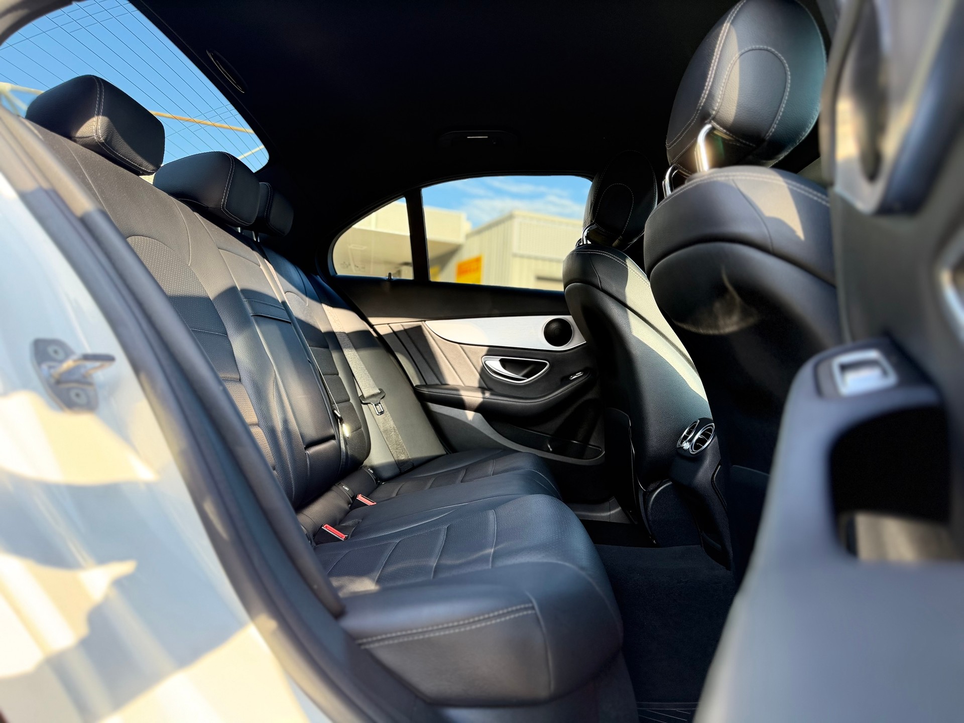 MERCEDES-BENZ C 200 AMG Line 4Matic 9G-Tronic-image-15