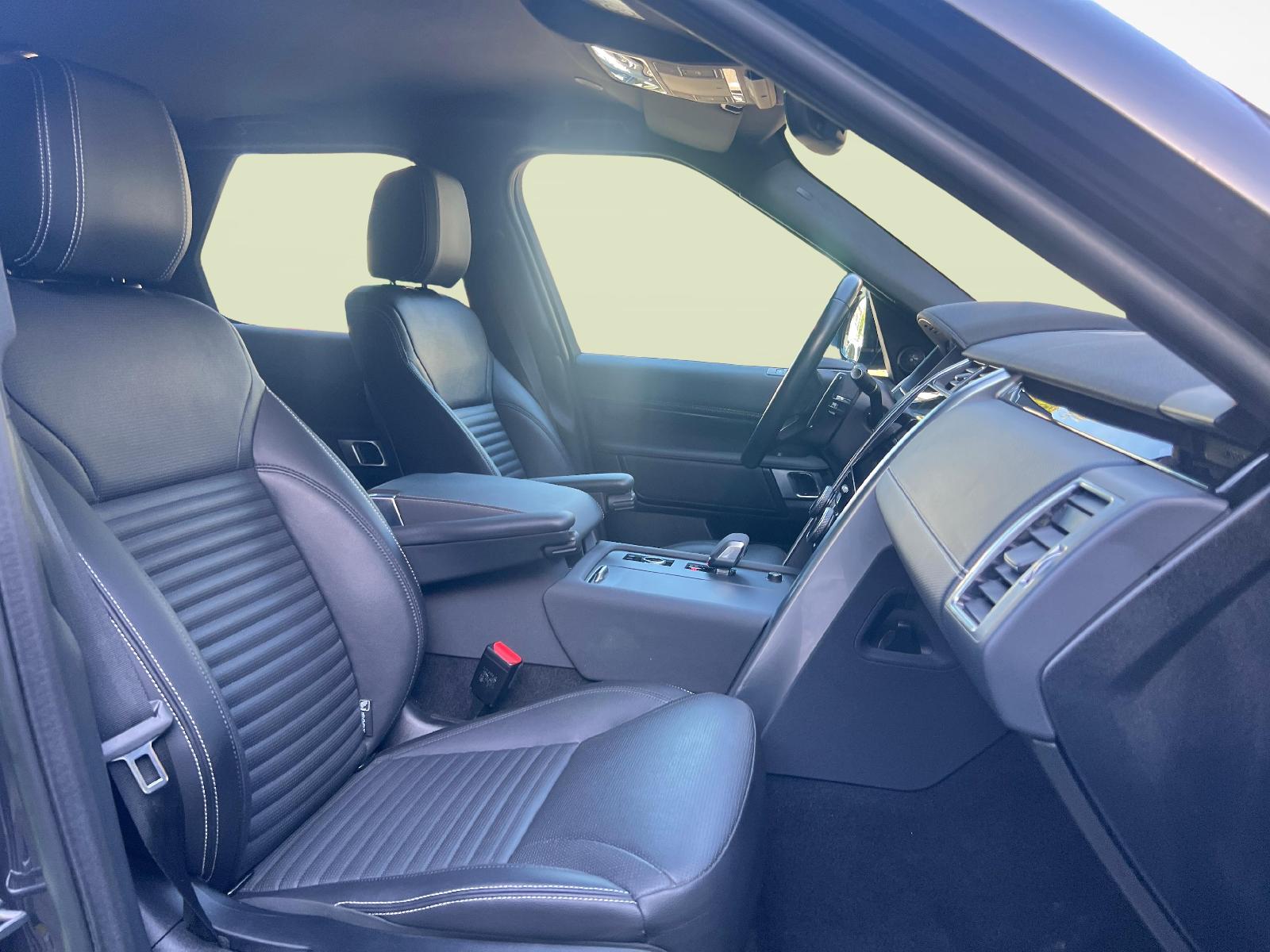 LAND ROVER Discovery 3.0 D I6 300 R-Dynamic S-image-9