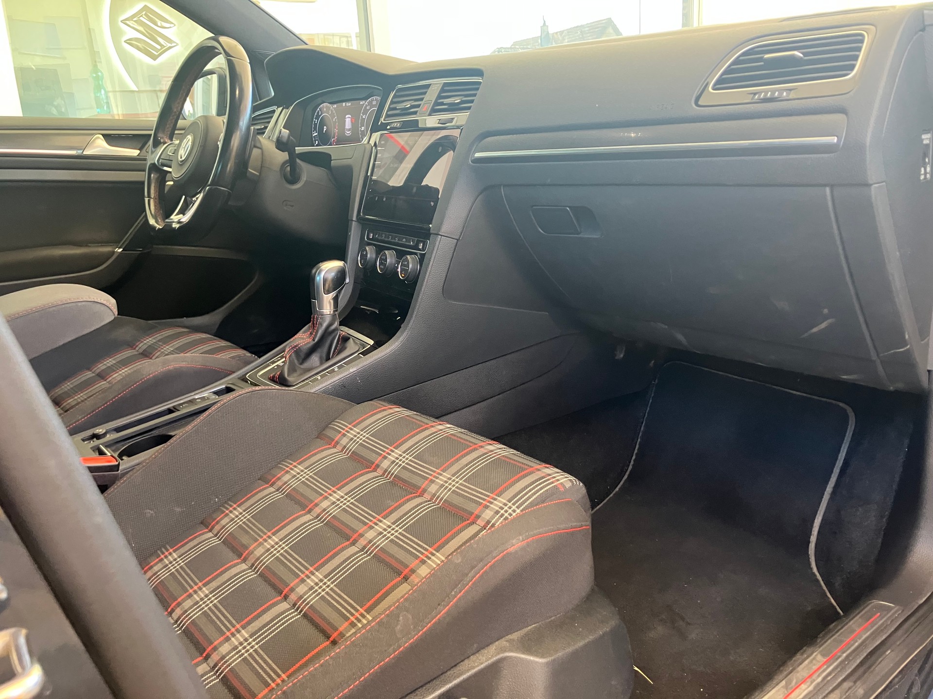 VW Golf 2.0 TSI GTI Performance DSG-image-6