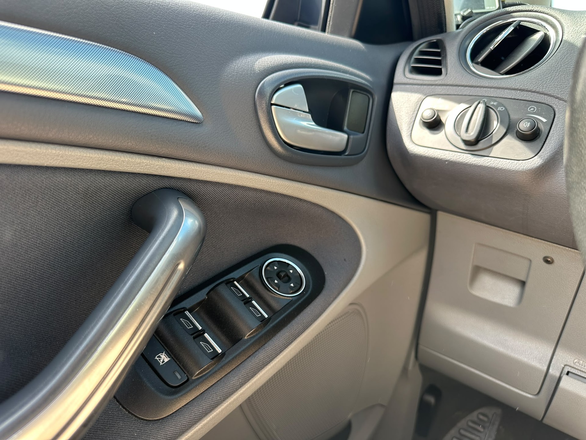 FORD S-Max 2.0 TDCi Titanium Automatic-image-8