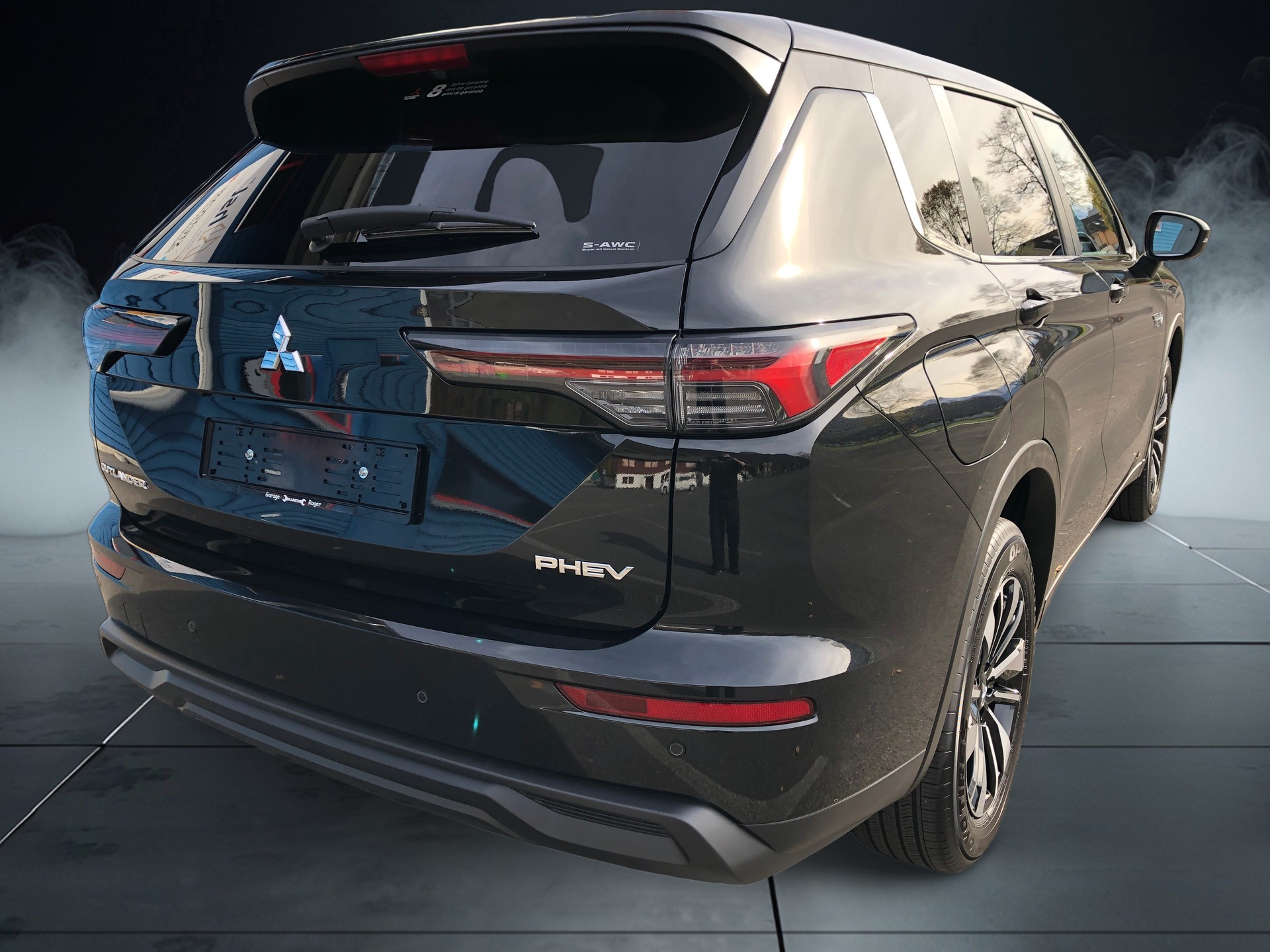 MITSUBISHI Outlander 2.4 PHEV Invite 4WD Automatic-image-2