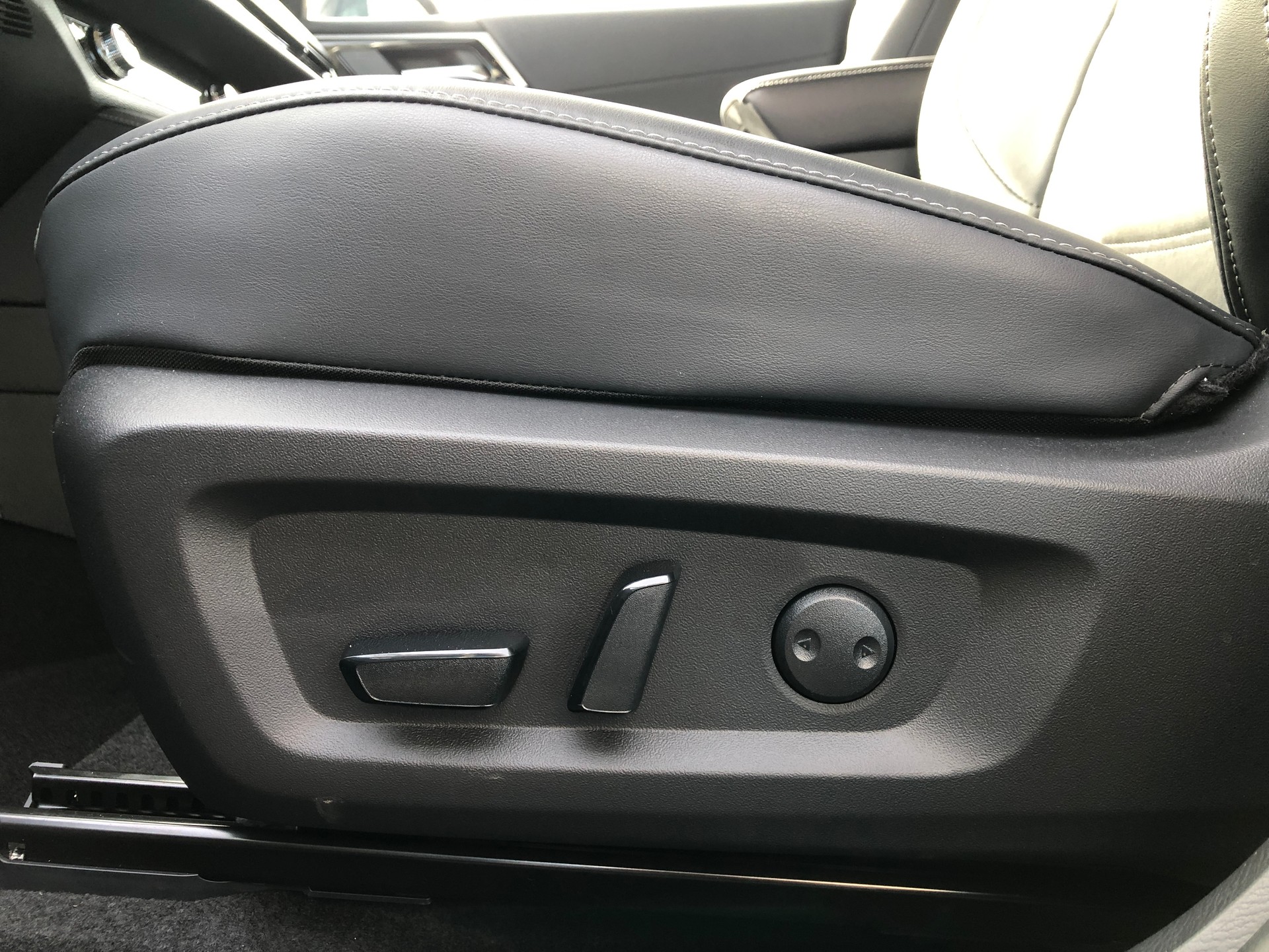 MITSUBISHI Outlander 2.4 PHEV Invite 4WD Automatic-image-9
