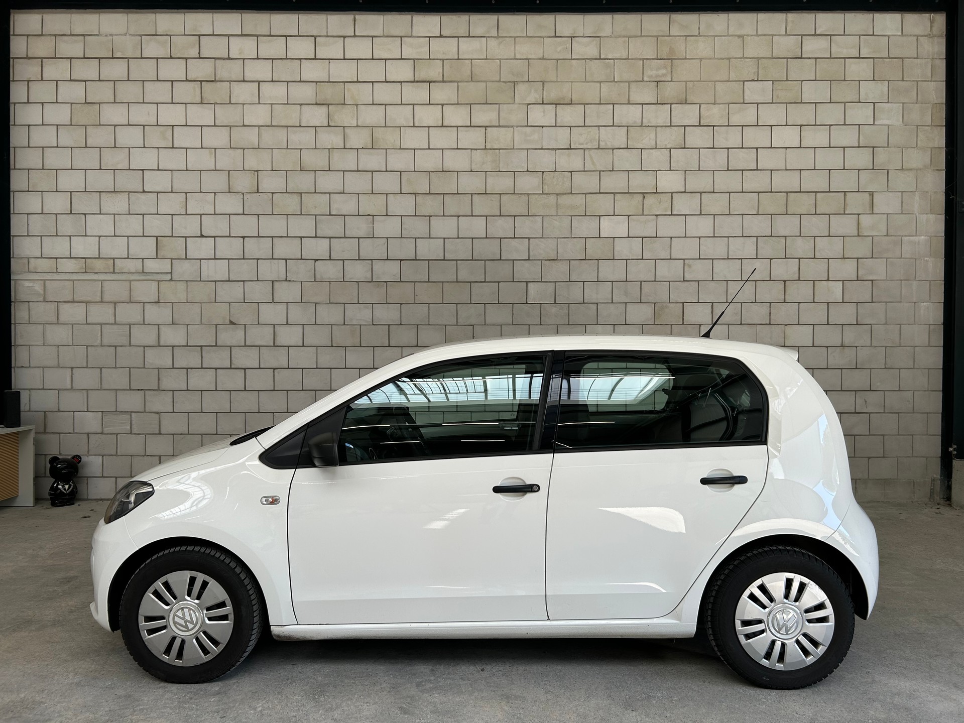 VW Up 1.0 BMT white up-image-0