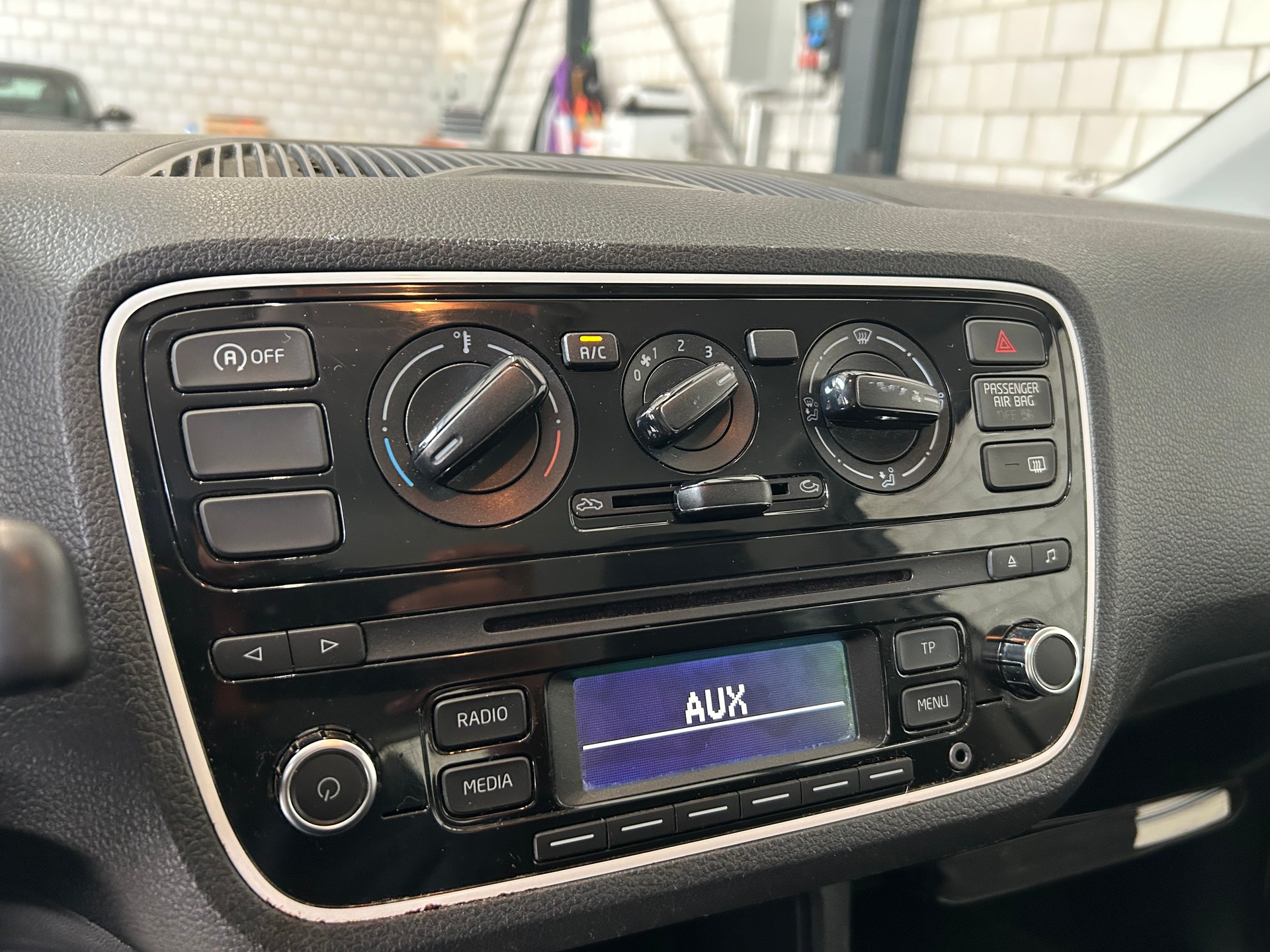 VW Up 1.0 BMT white up-image-8
