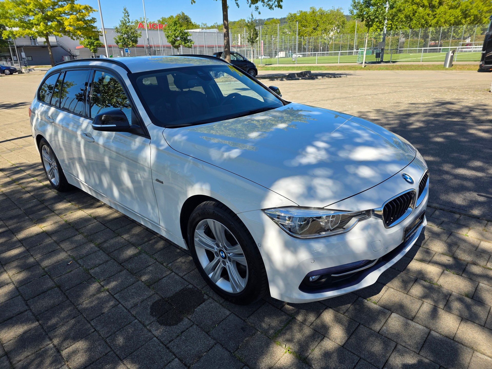 BMW 320d xDrive Touring Sport Line Steptronic-image-2