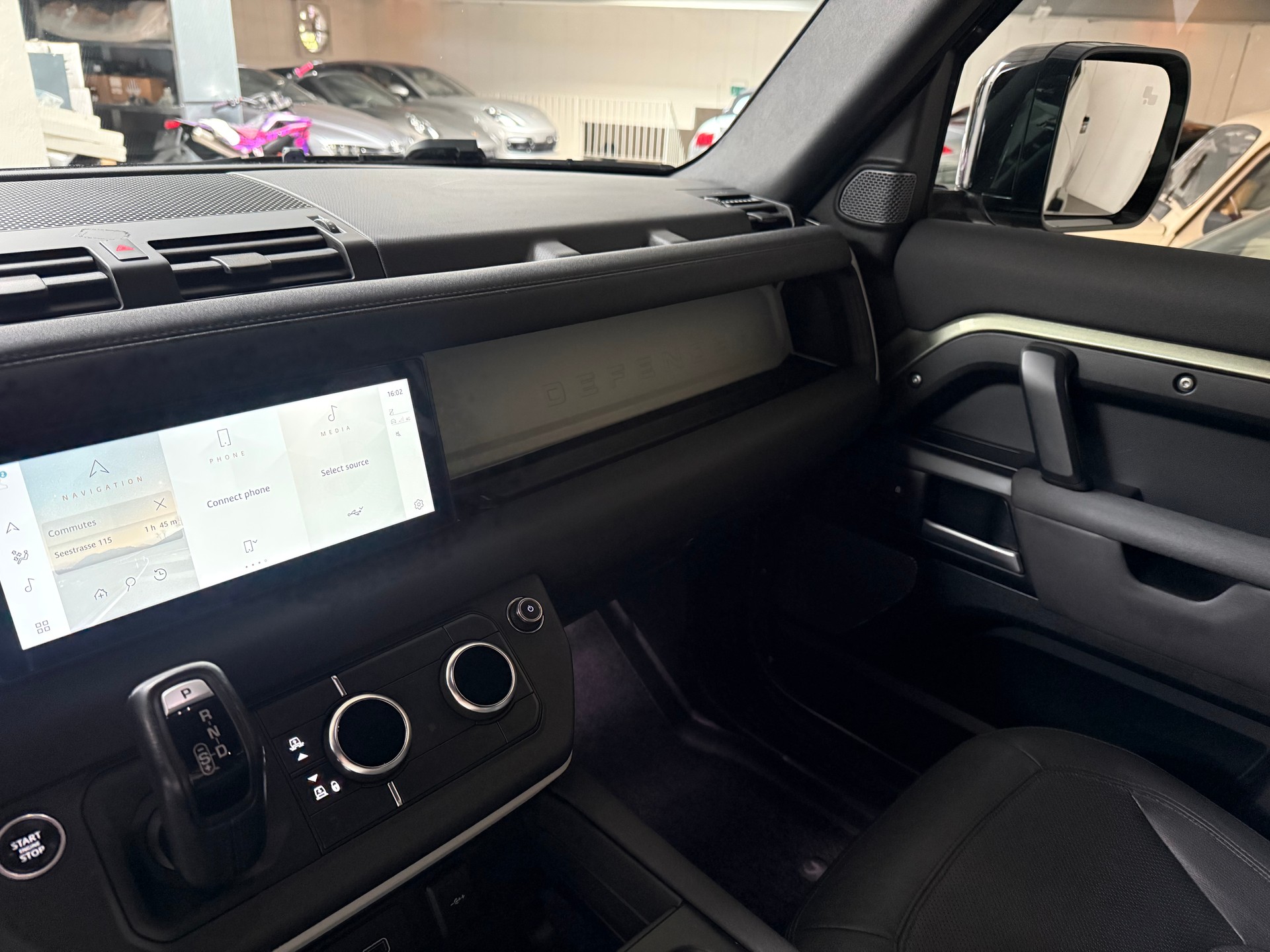 LAND ROVER Defender 110 3.0 D I6 200 AWD AT8-image-16