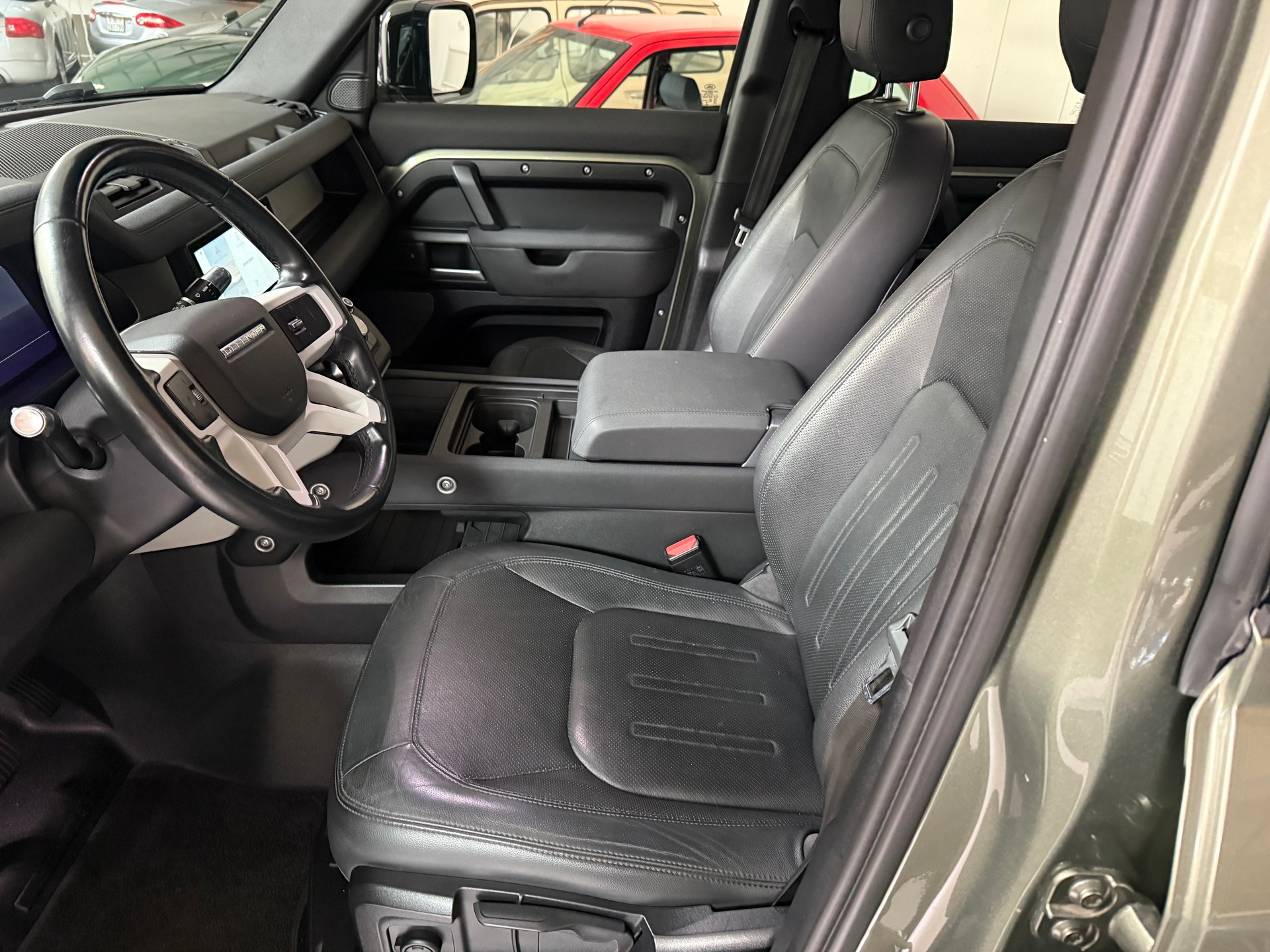 LAND ROVER Defender 110 3.0 D I6 200 AWD AT8-image-14
