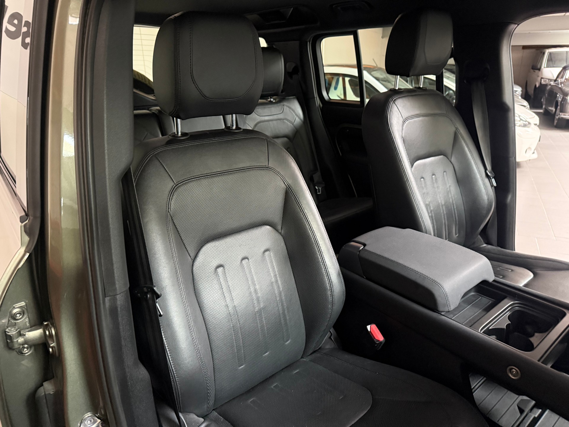LAND ROVER Defender 110 3.0 D I6 200 AWD AT8-image-18