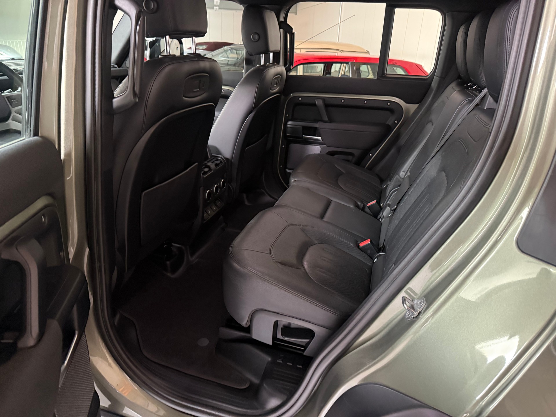 LAND ROVER Defender 110 3.0 D I6 200 AWD AT8-image-21