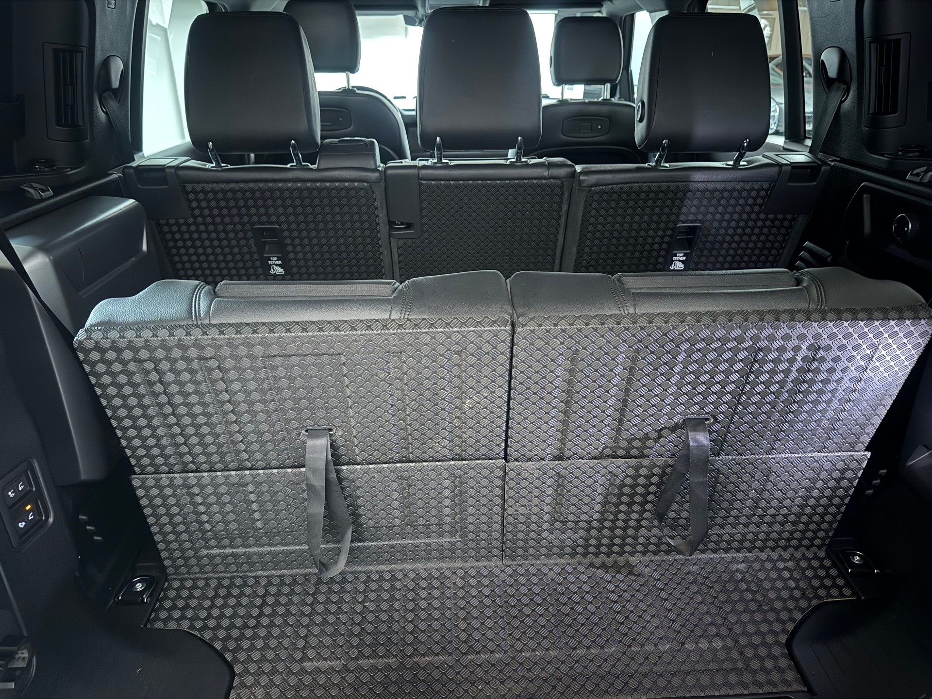 LAND ROVER Defender 110 3.0 D I6 200 AWD AT8-image-10