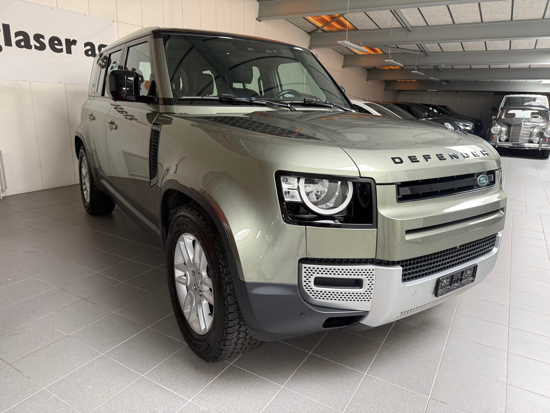 LAND ROVER Defender 110 3.0 D I6 200 AWD AT8-image-4