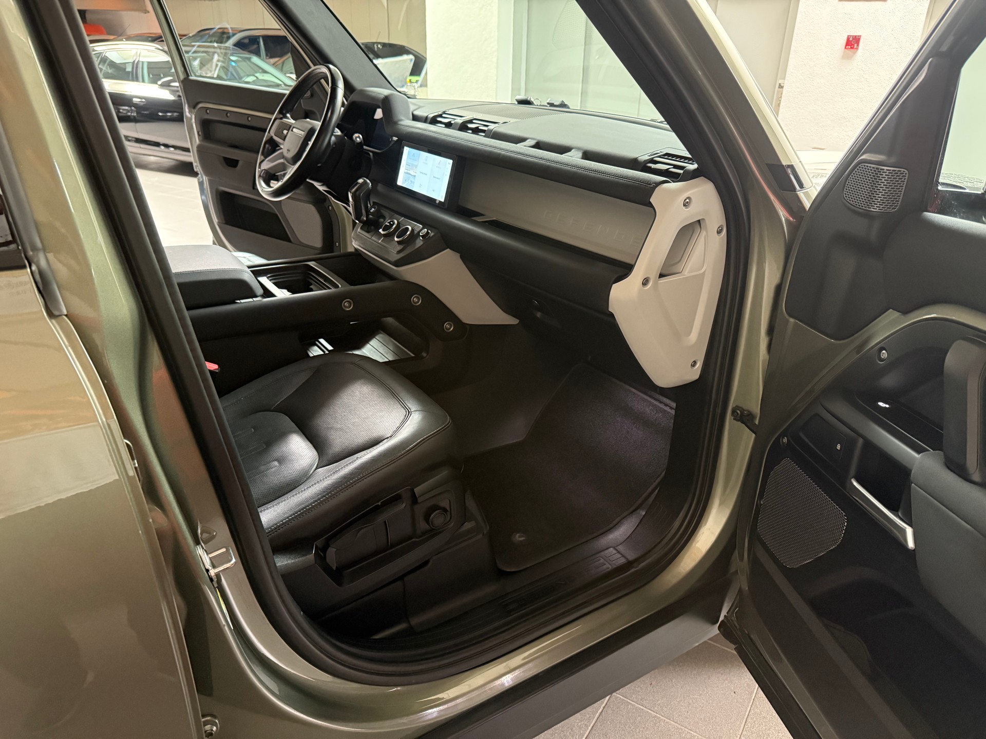 LAND ROVER Defender 110 3.0 D I6 200 AWD AT8-image-17
