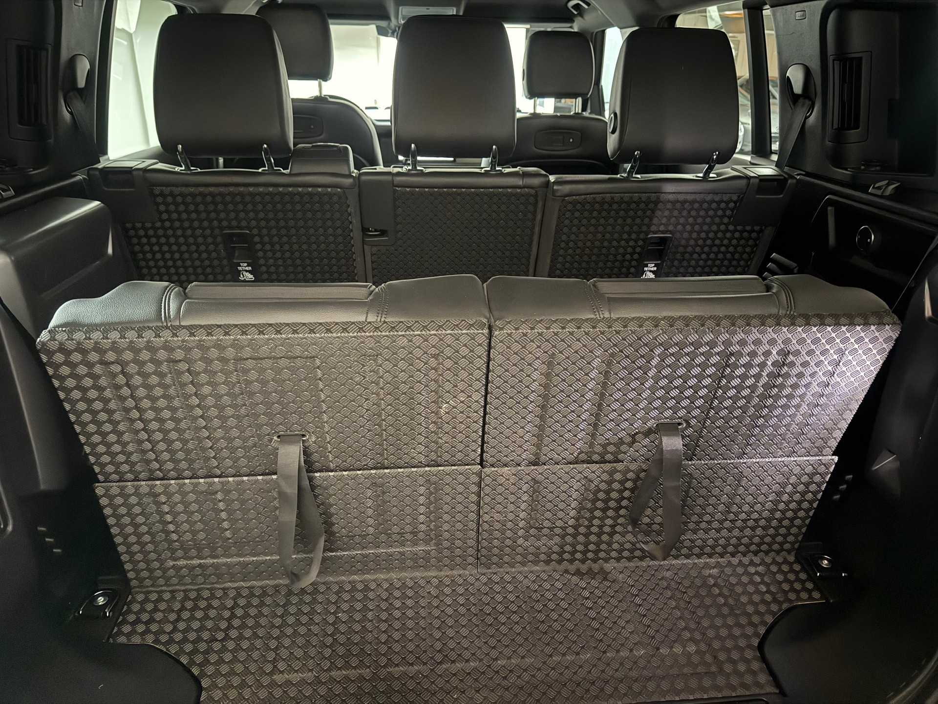 LAND ROVER Defender 110 3.0 D I6 200 AWD AT8-image-9