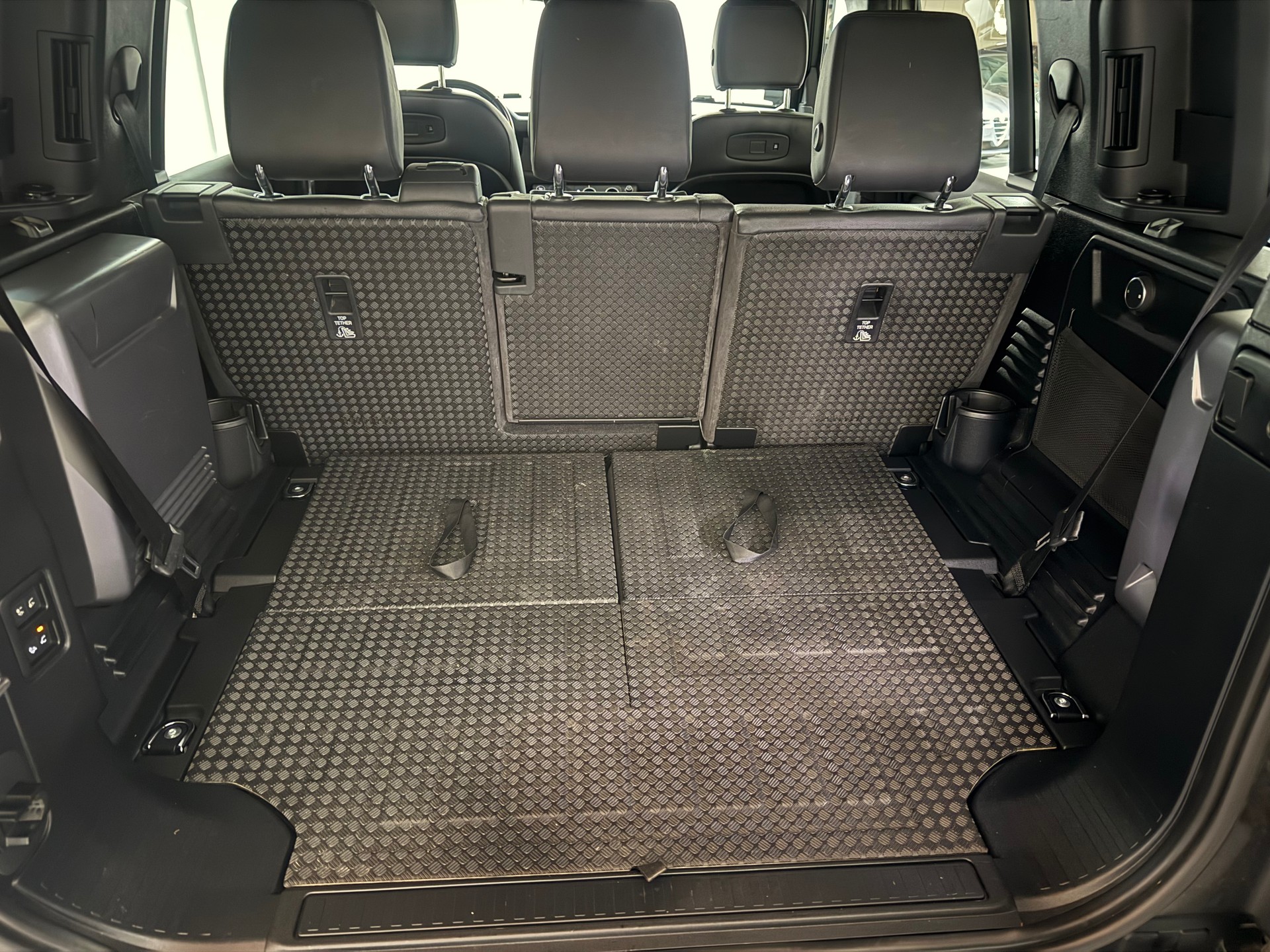LAND ROVER Defender 110 3.0 D I6 200 AWD AT8-image-11