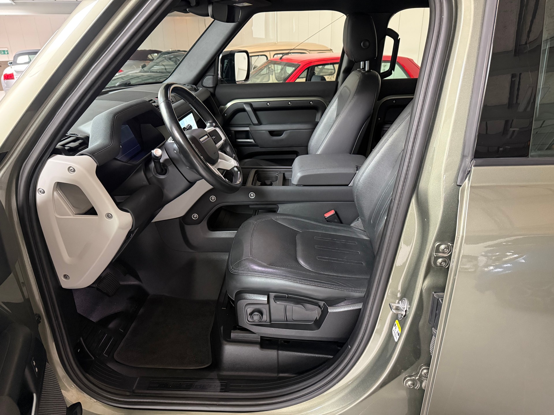 LAND ROVER Defender 110 3.0 D I6 200 AWD AT8-image-12