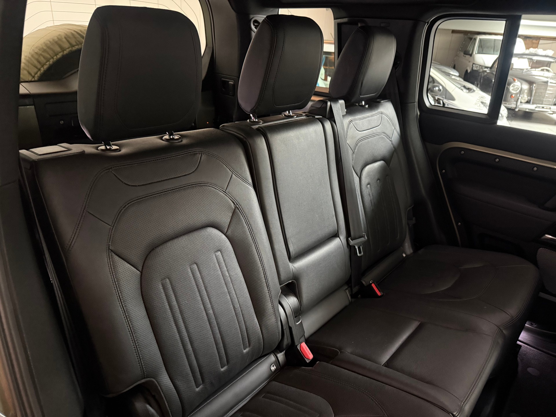 LAND ROVER Defender 110 3.0 D I6 200 AWD AT8-image-20