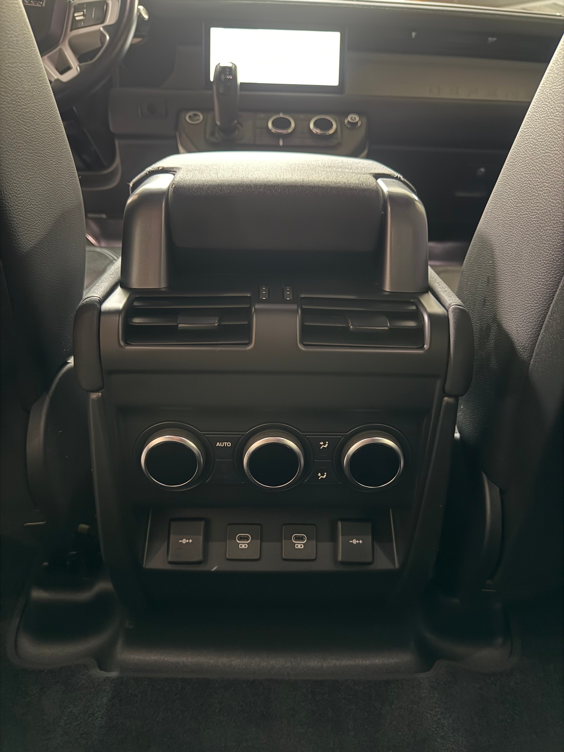 LAND ROVER Defender 110 3.0 D I6 200 AWD AT8-image-22