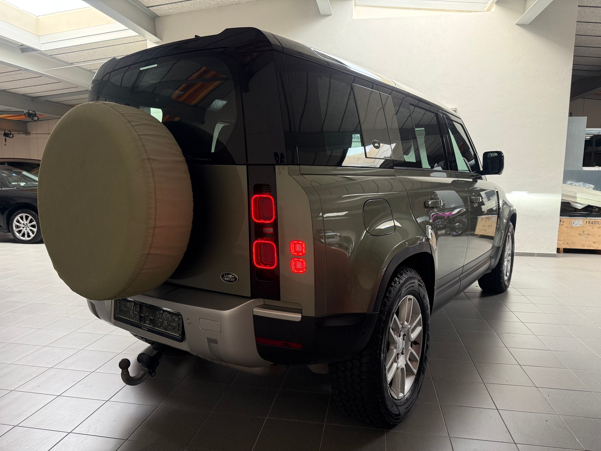 LAND ROVER Defender 110 3.0 D I6 200 AWD AT8-image-7