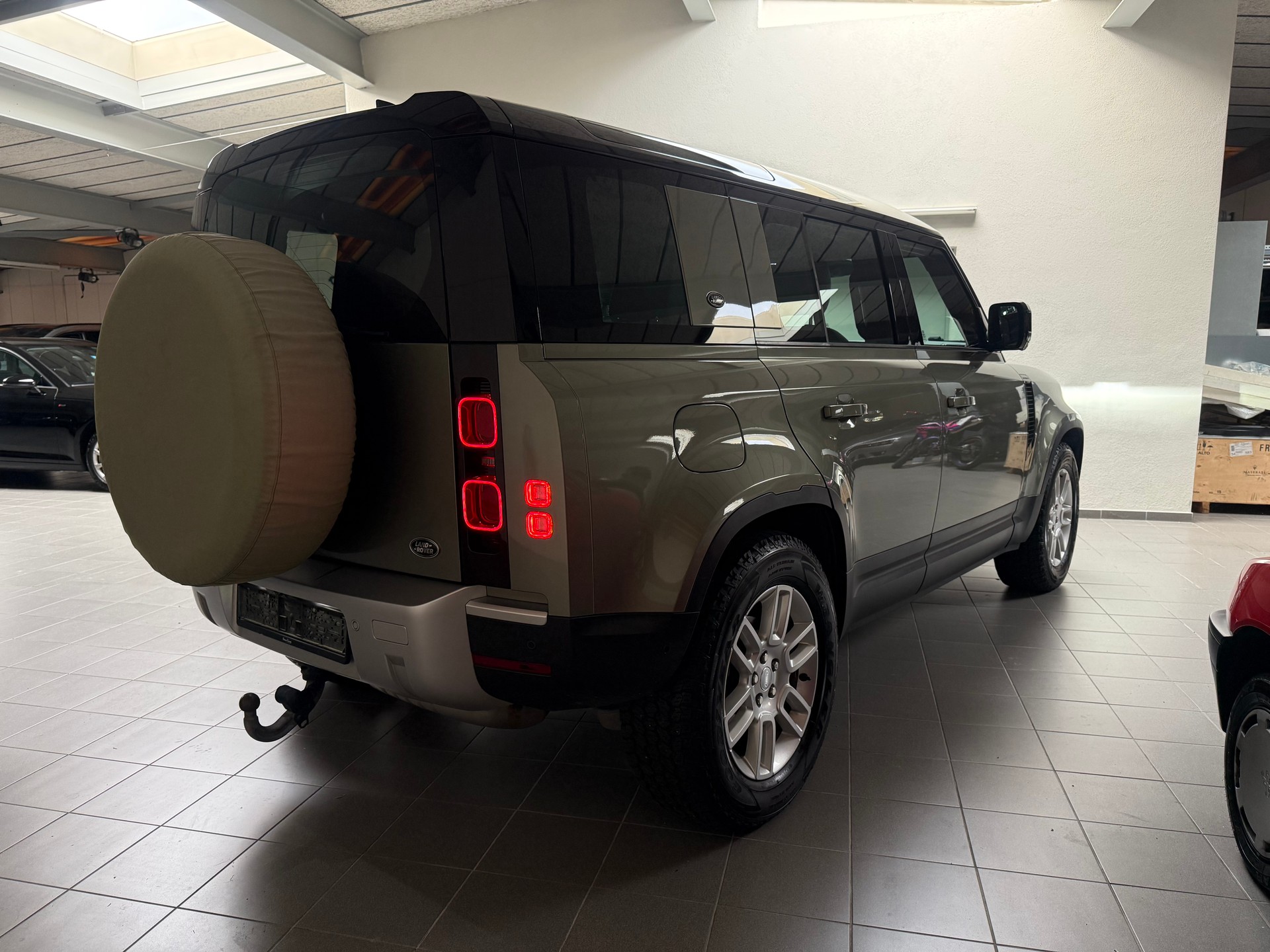 LAND ROVER Defender 110 3.0 D I6 200 AWD AT8-image-8