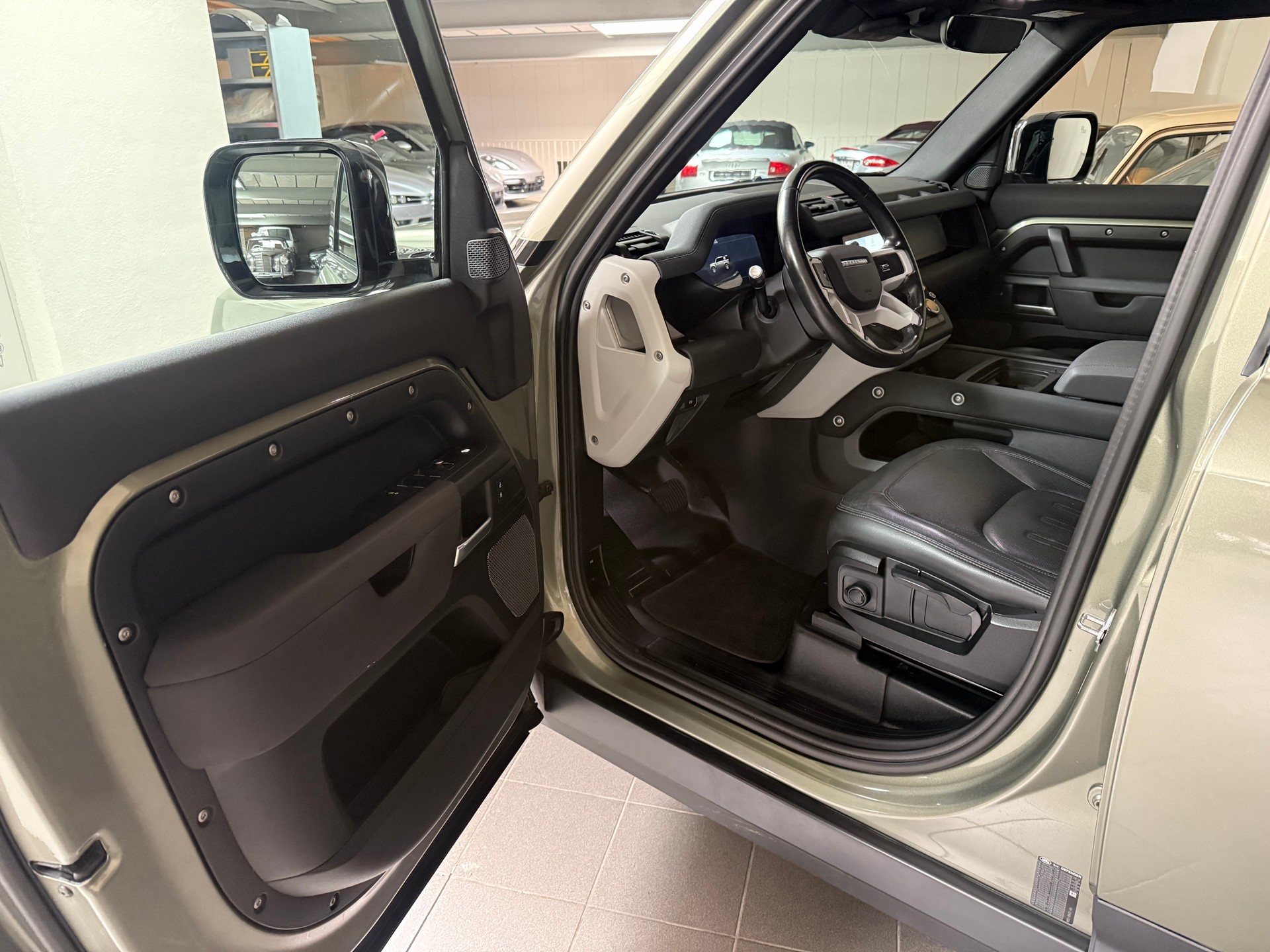 LAND ROVER Defender 110 3.0 D I6 200 AWD AT8-image-13