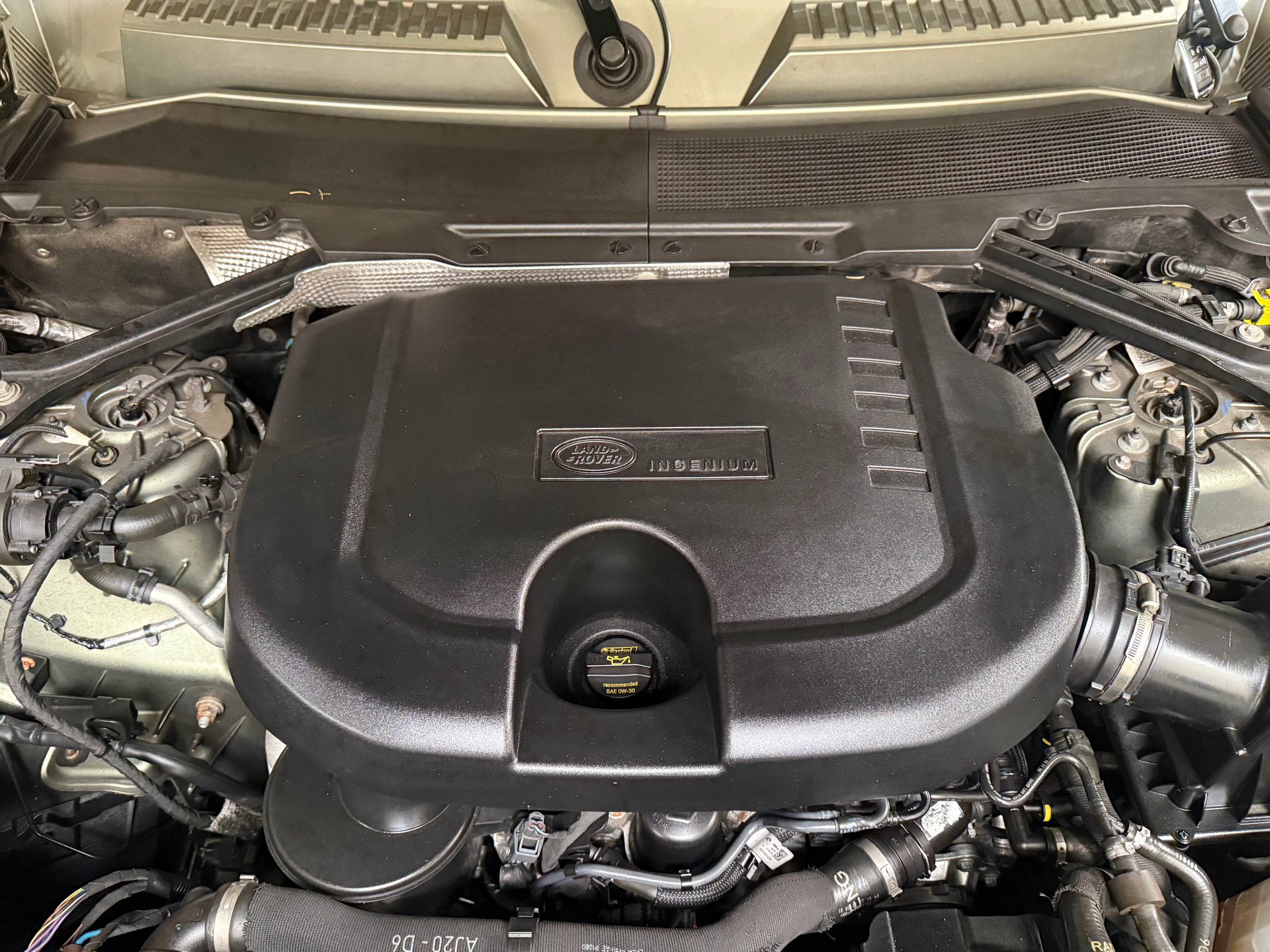 LAND ROVER Defender 110 3.0 D I6 200 AWD AT8-image-24